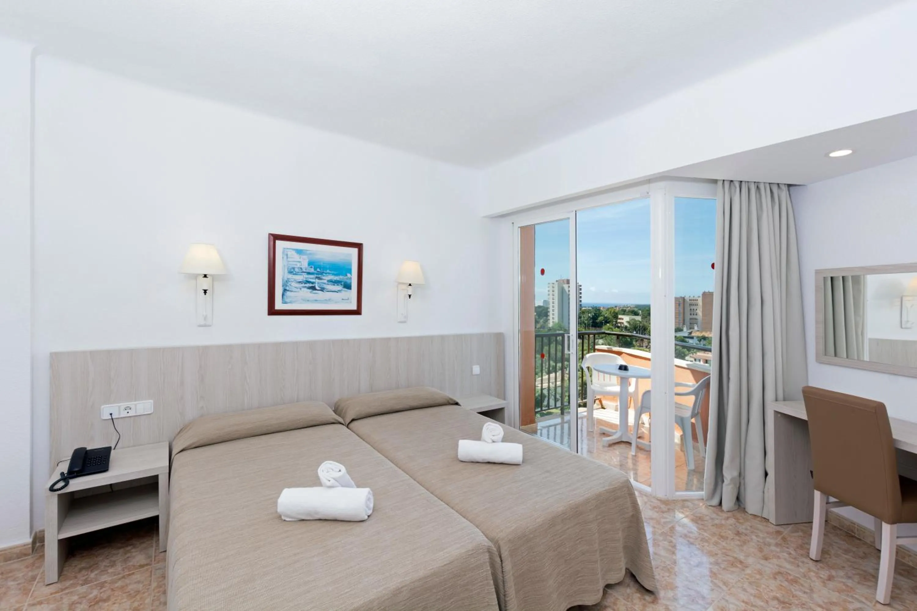 Photo of the whole room, Bed in HSM Canarios Park