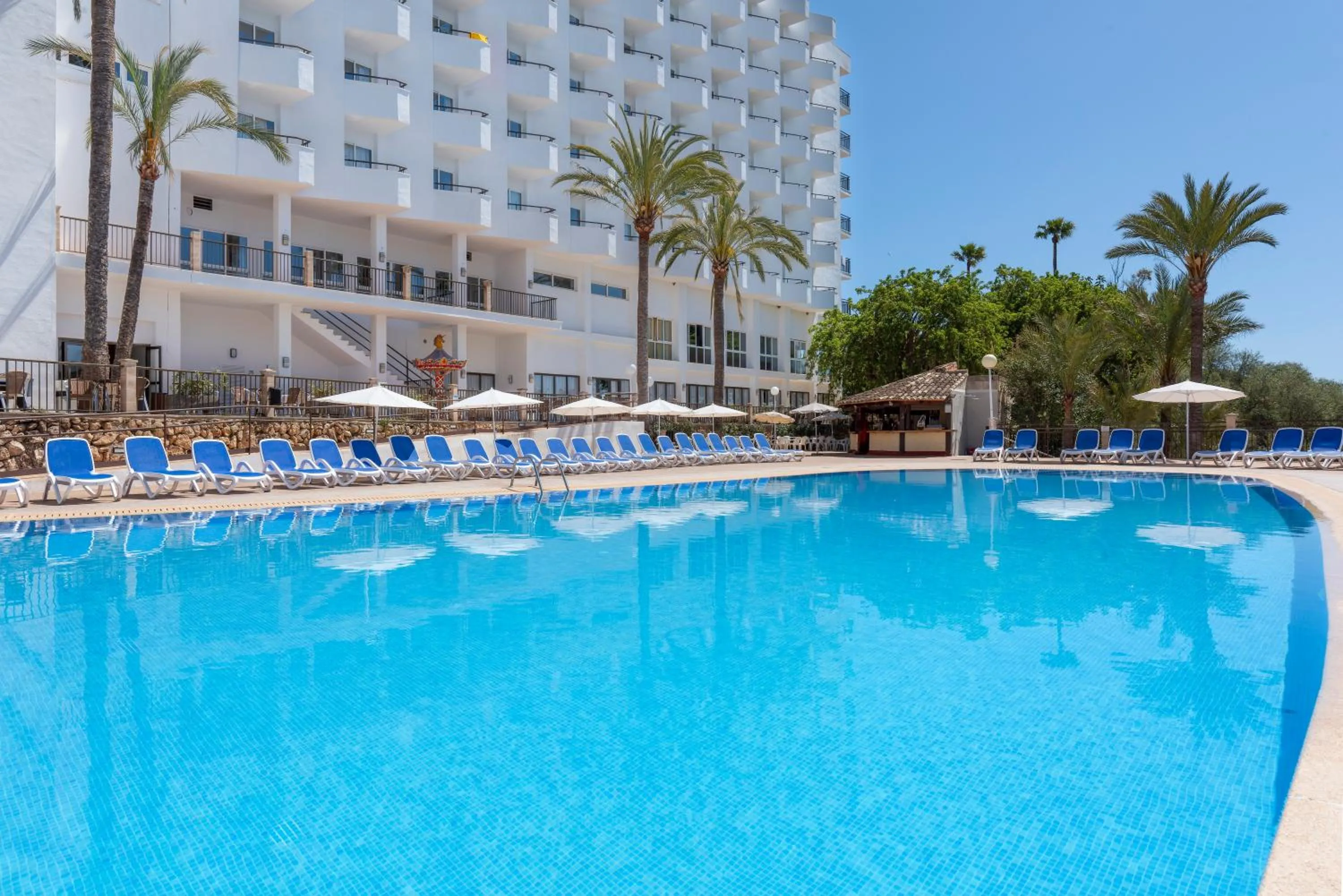 Swimming pool in HSM Canarios Park