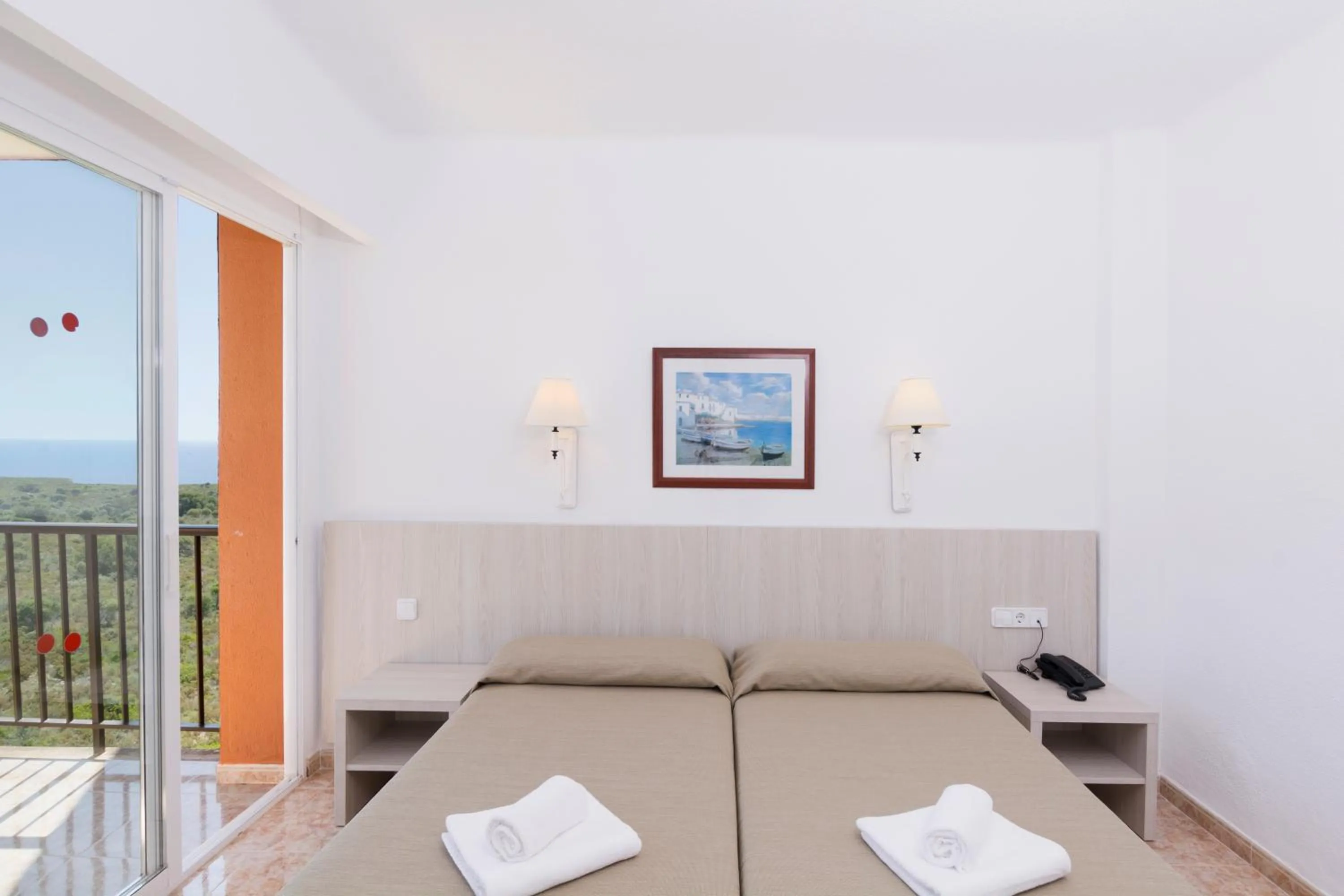 Photo of the whole room, Bed in HSM Canarios Park