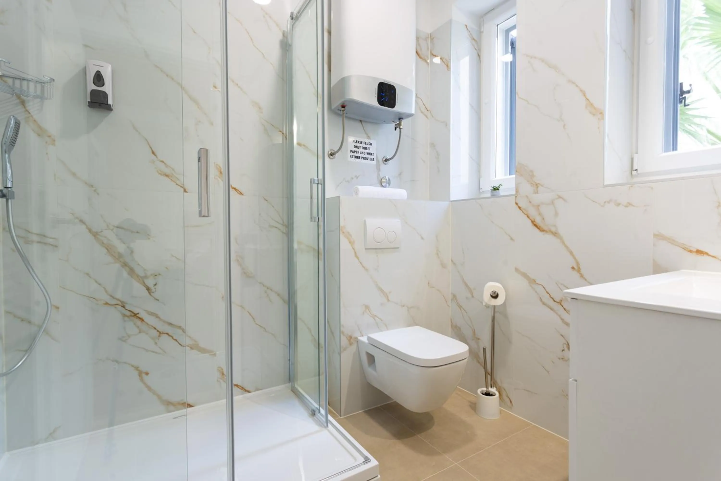 Shower in Luxury Rooms Fetivi