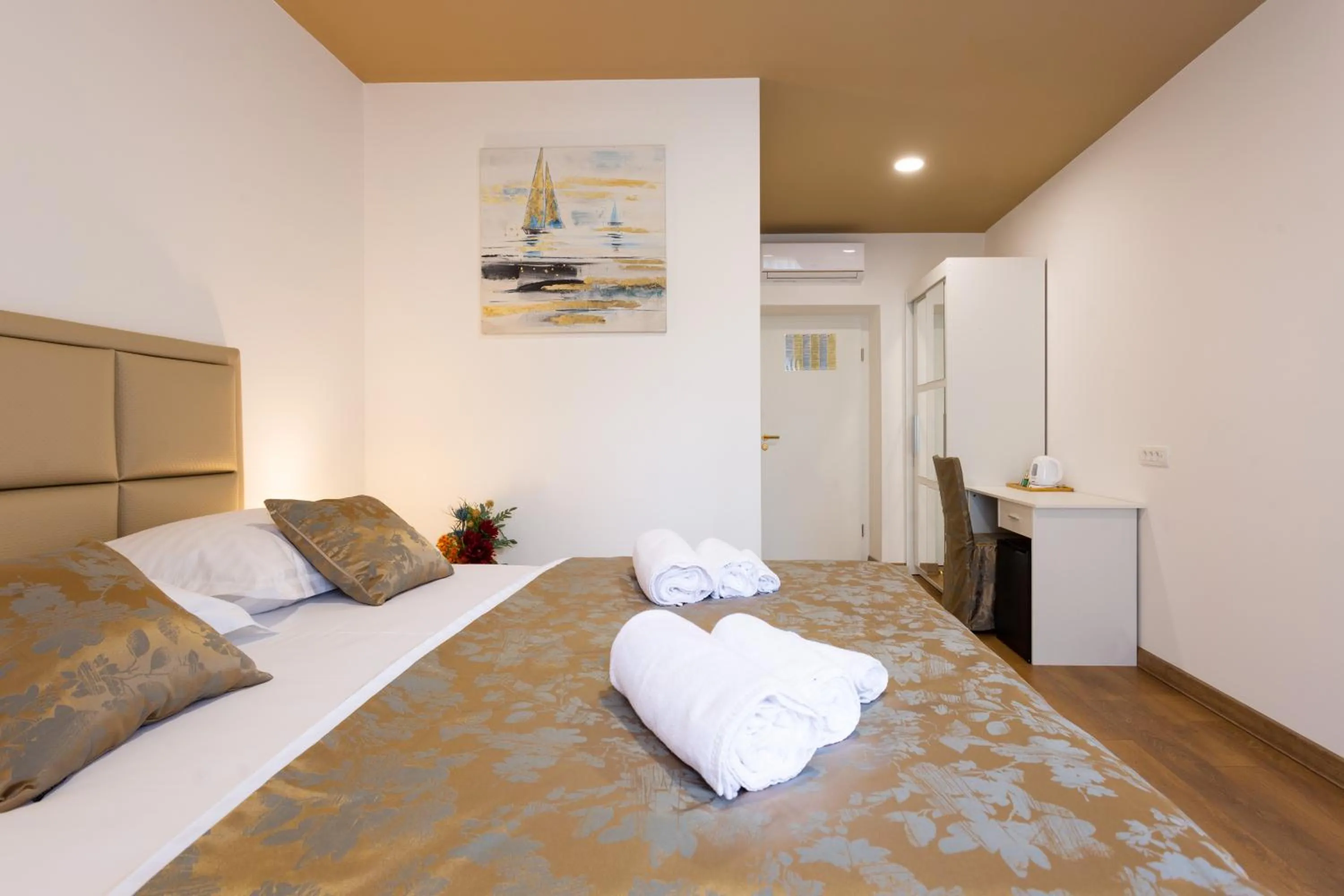 Bed in Luxury Rooms Fetivi