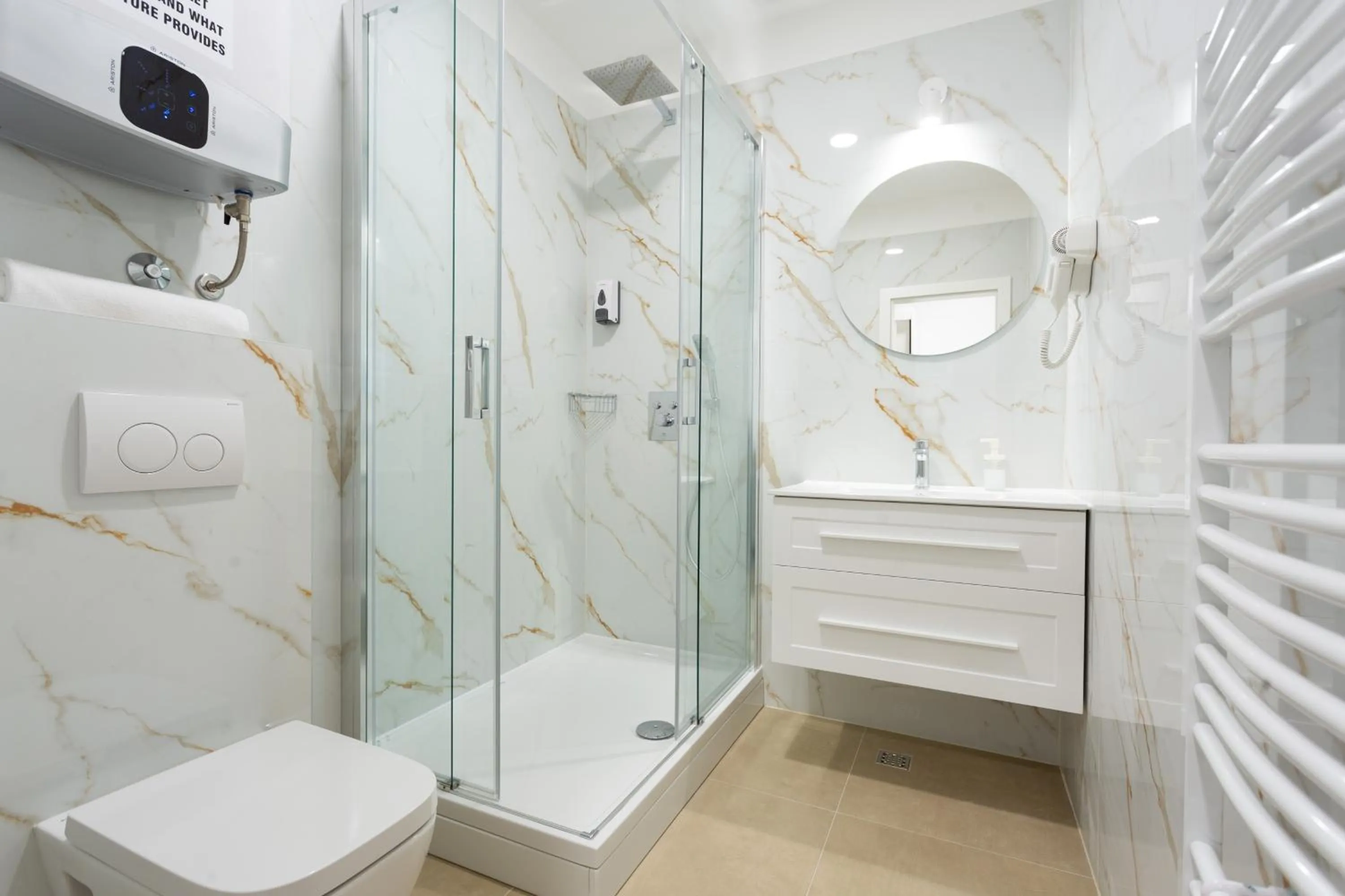 Shower in Luxury Rooms Fetivi