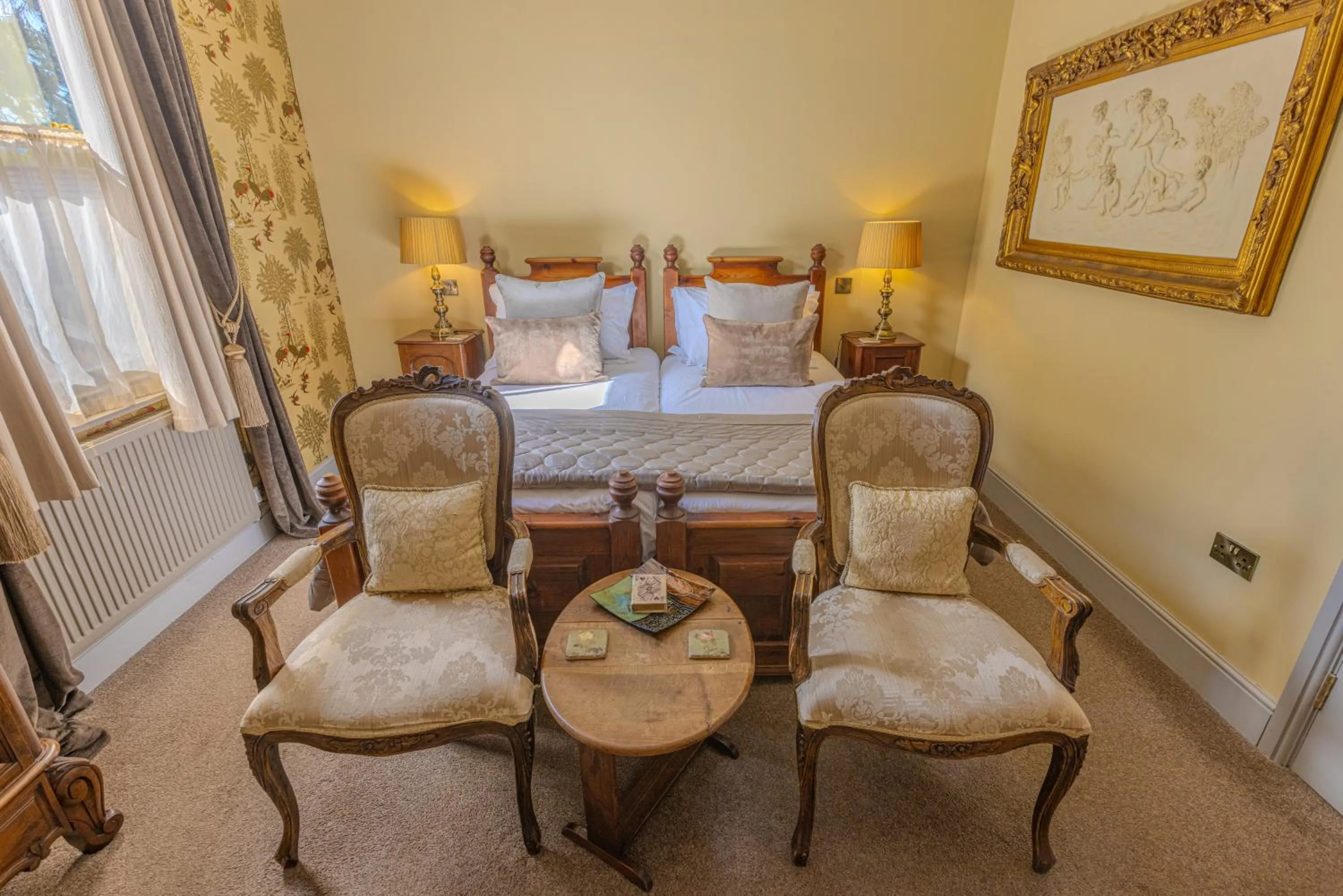 Seating area, Bed in The Plough Inn
