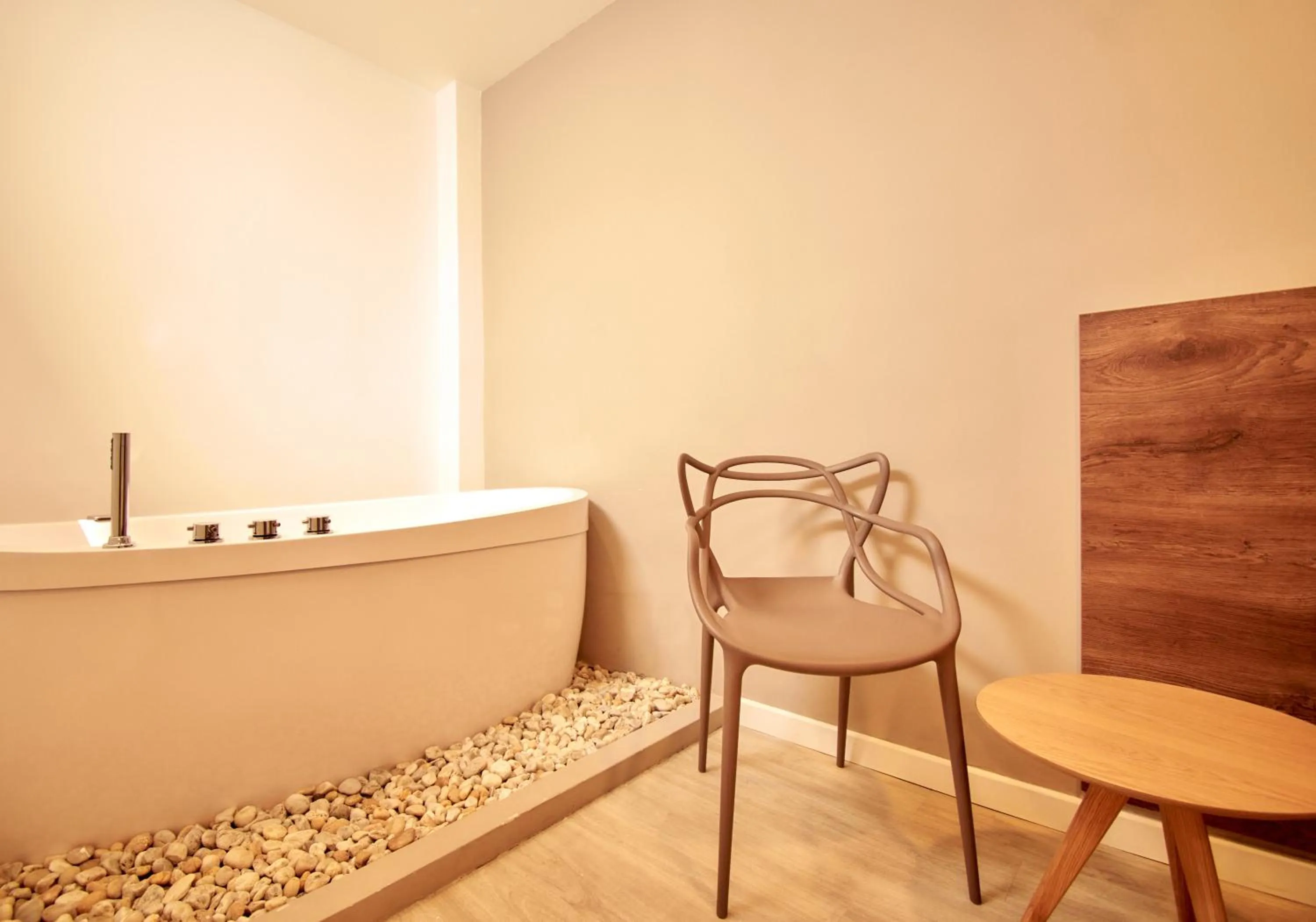 Hot Tub in Fence by Bernalo Hotels