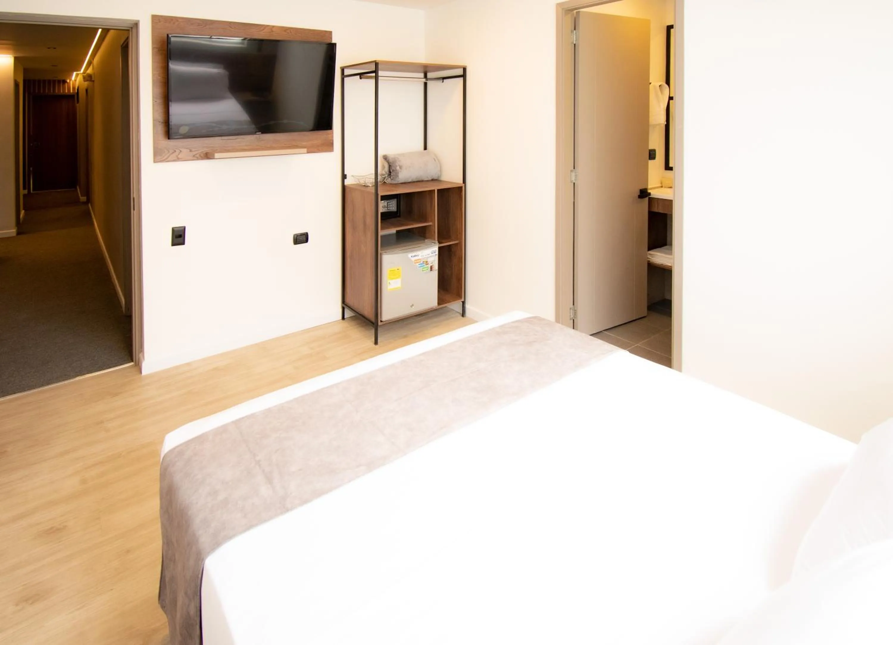 Photo of the whole room, Bed in Fence by Bernalo Hotels