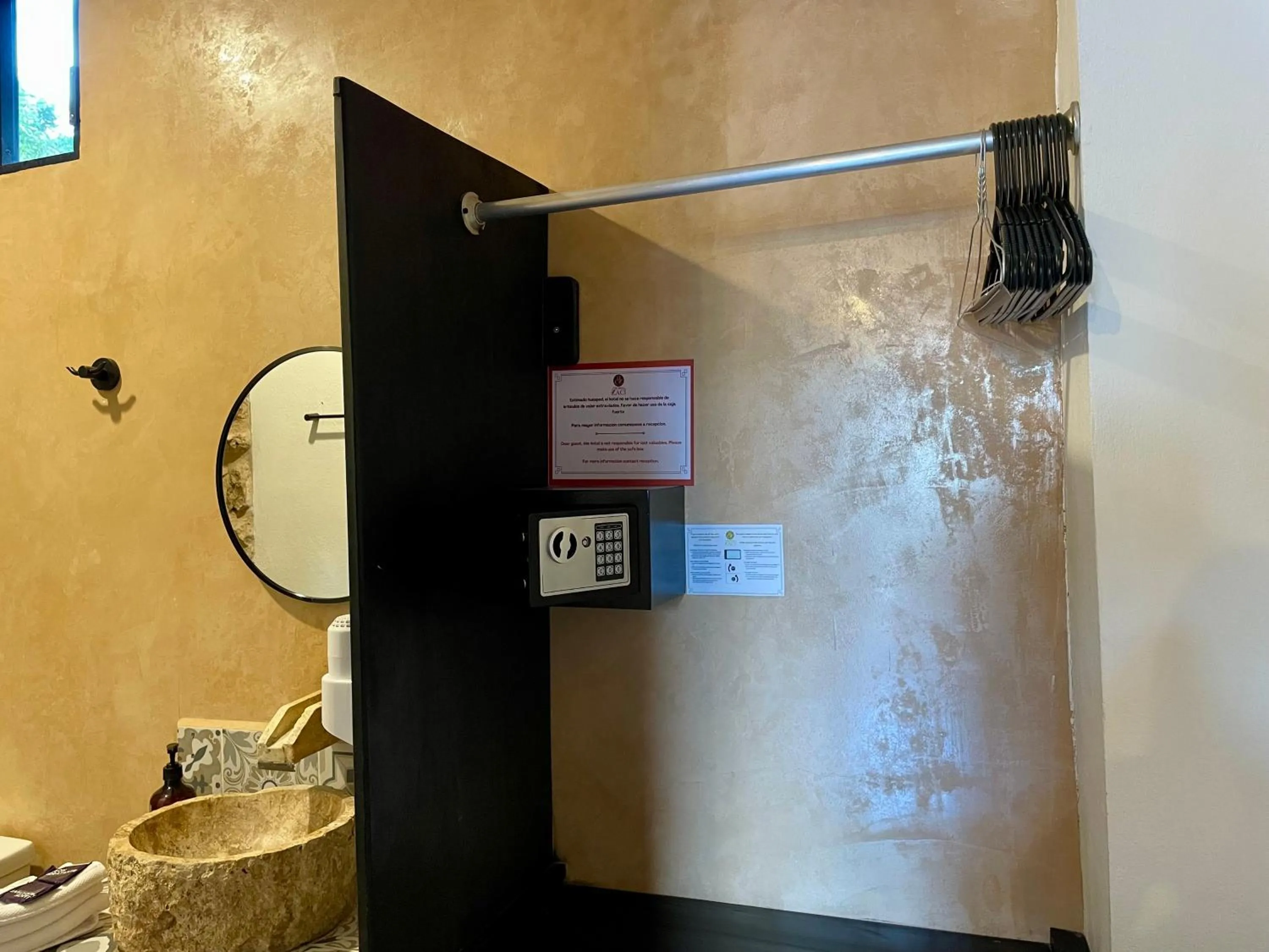 safe in Habitaciones Colonial Zaci