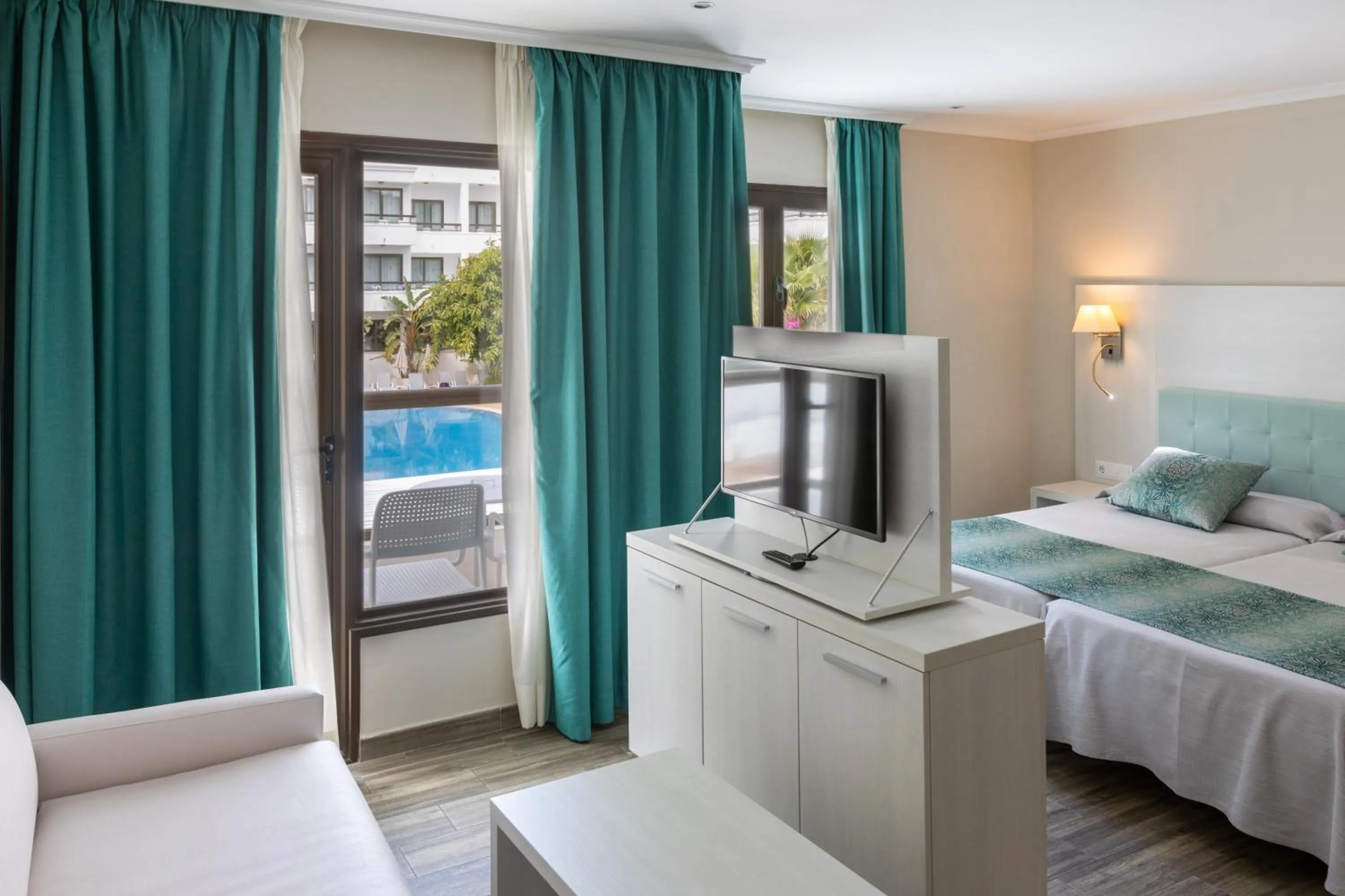 Photo of the whole room, Bed in Ona Palmira Paguera