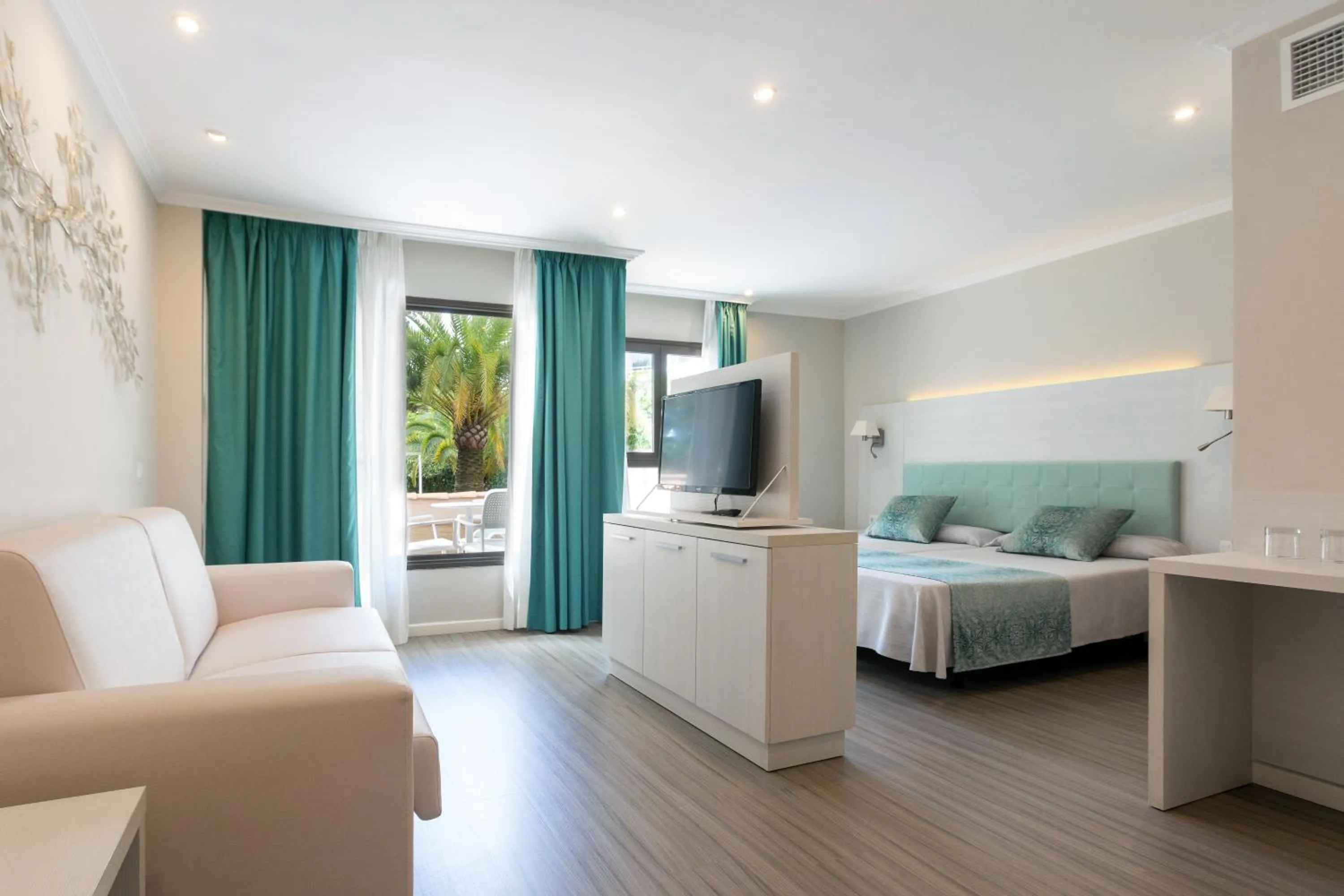 Photo of the whole room, Bed in Ona Palmira Paguera