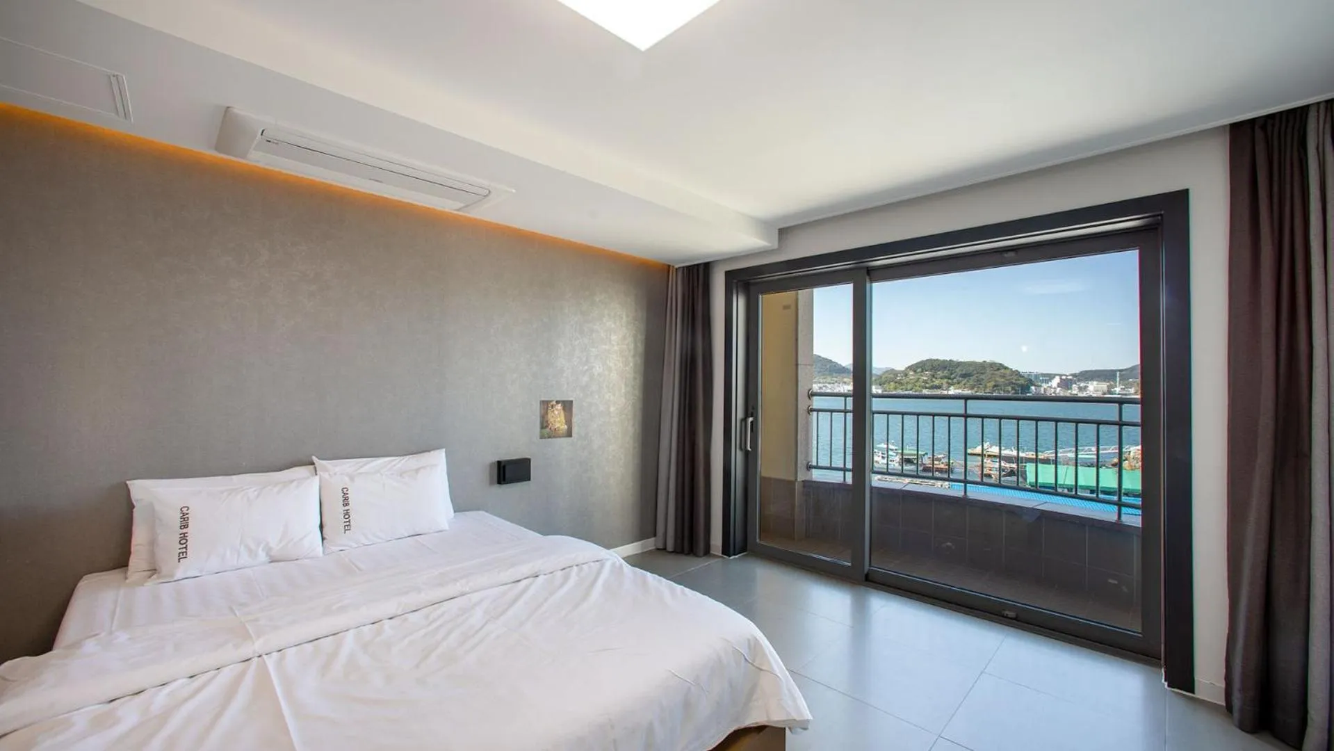 Bed in Carib Condo Hotel