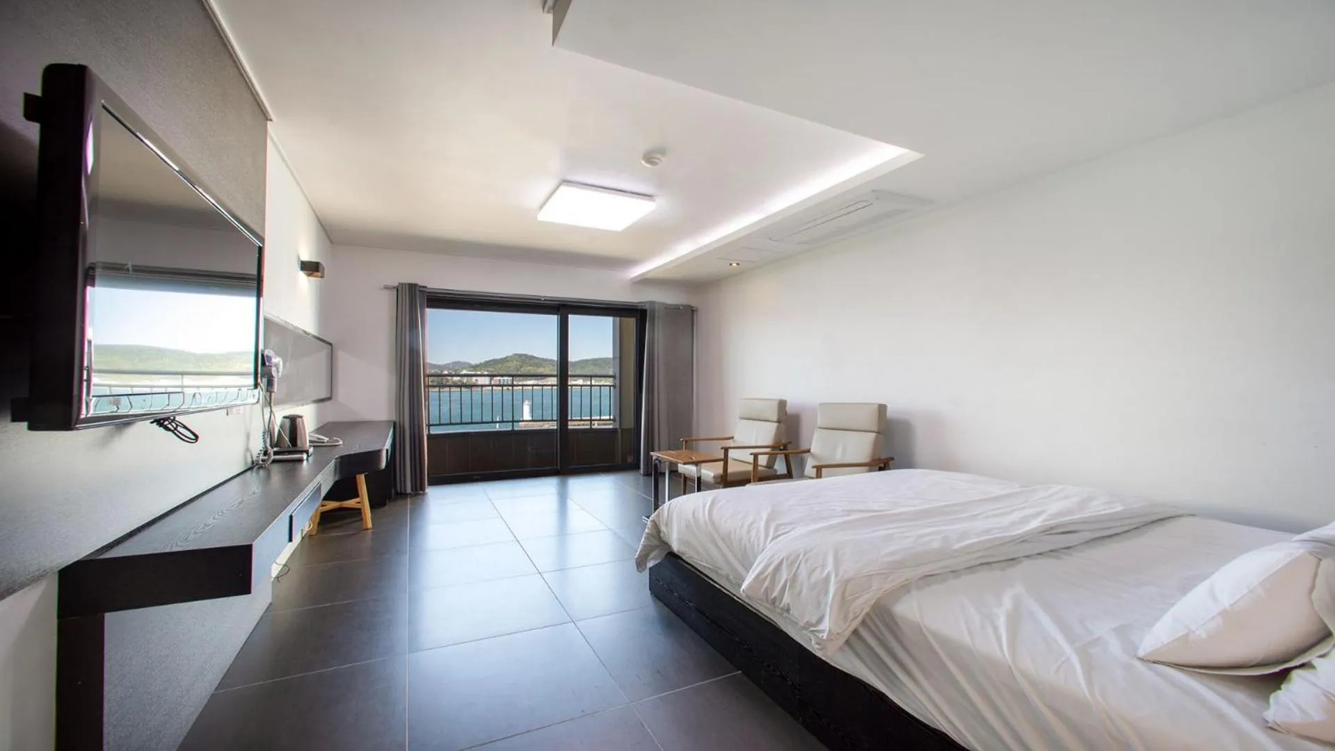 Bed in Carib Condo Hotel