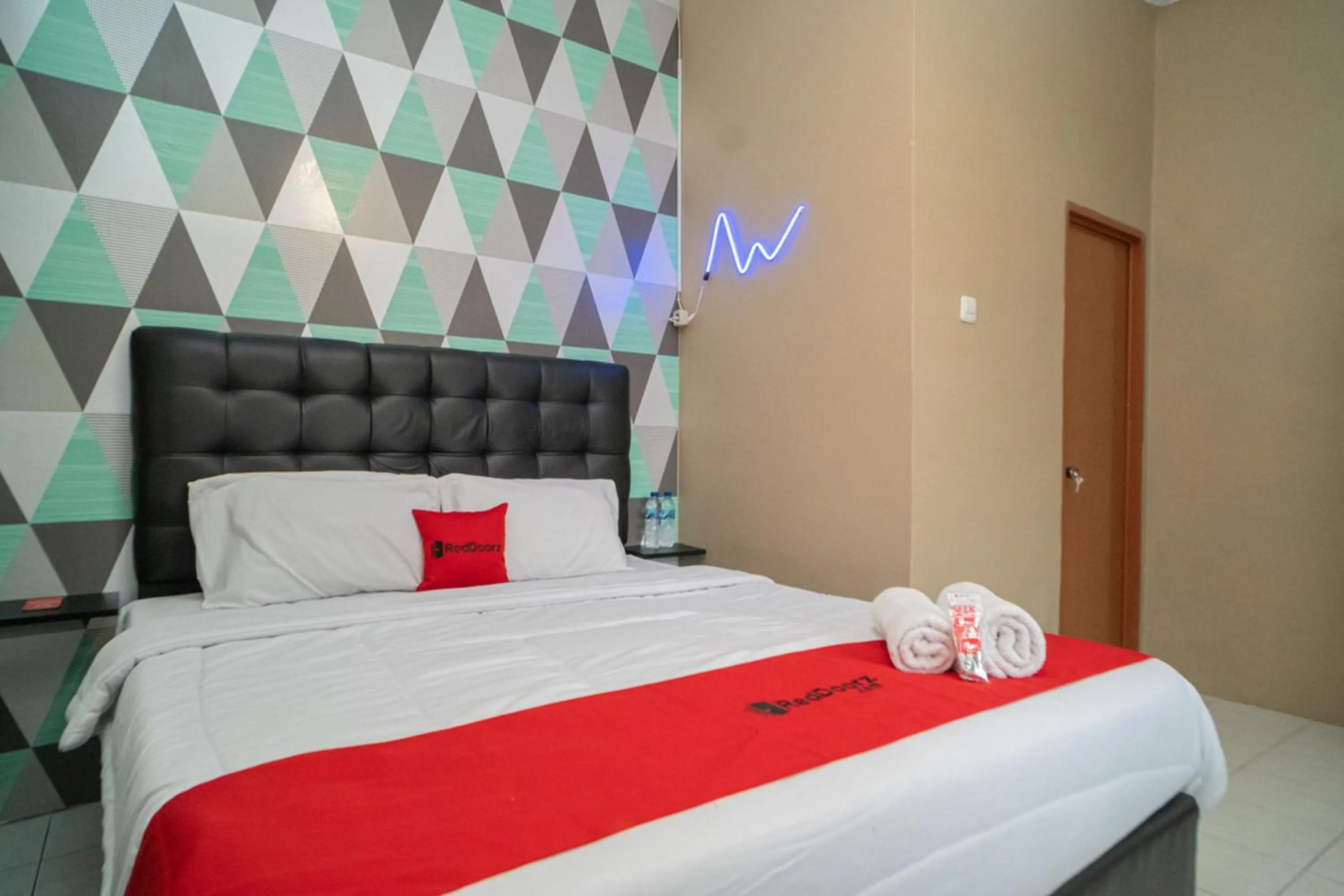 Bedroom, Bed in RedDoorz near Taman Safari 2