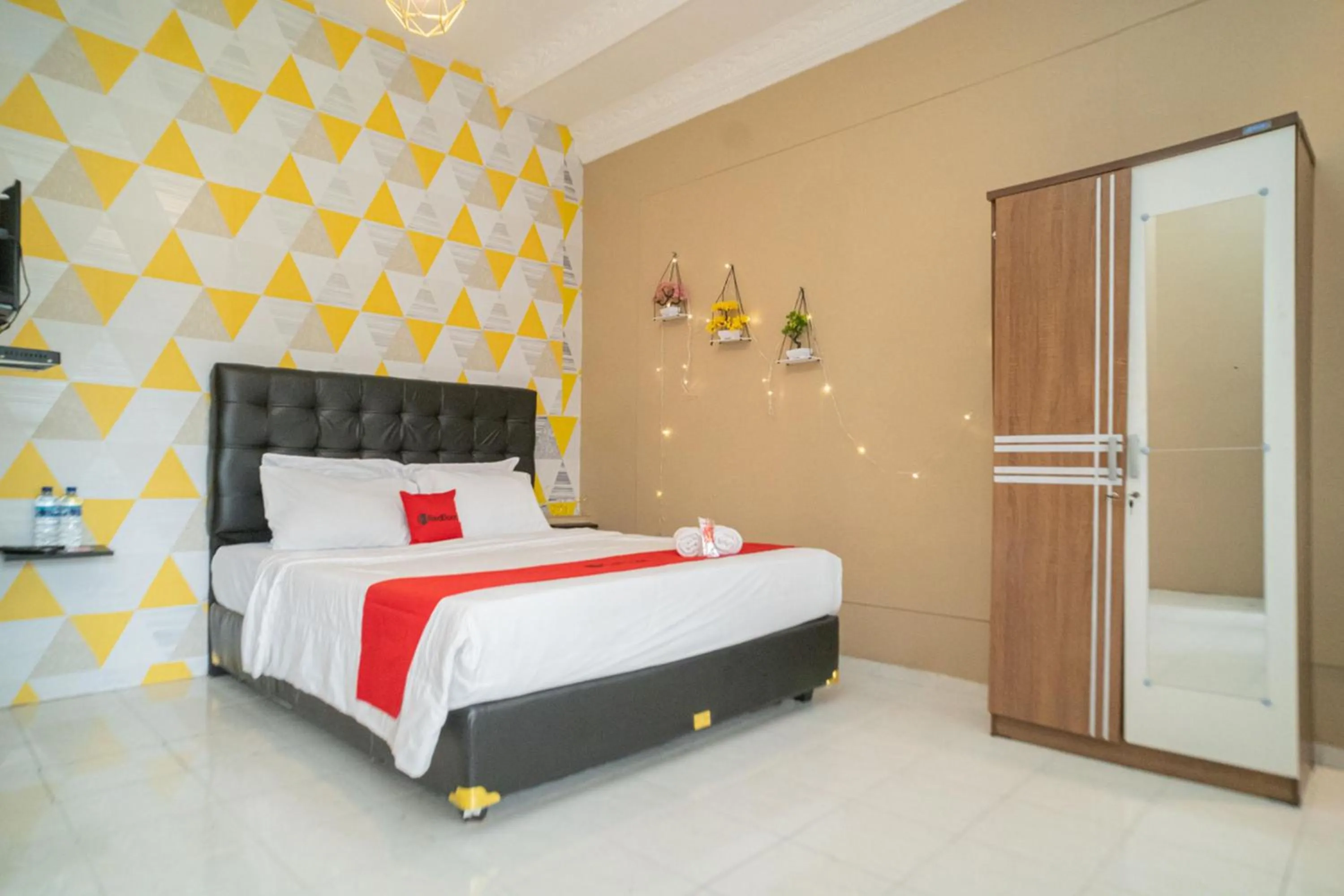 Bedroom, Bed in RedDoorz near Taman Safari 2