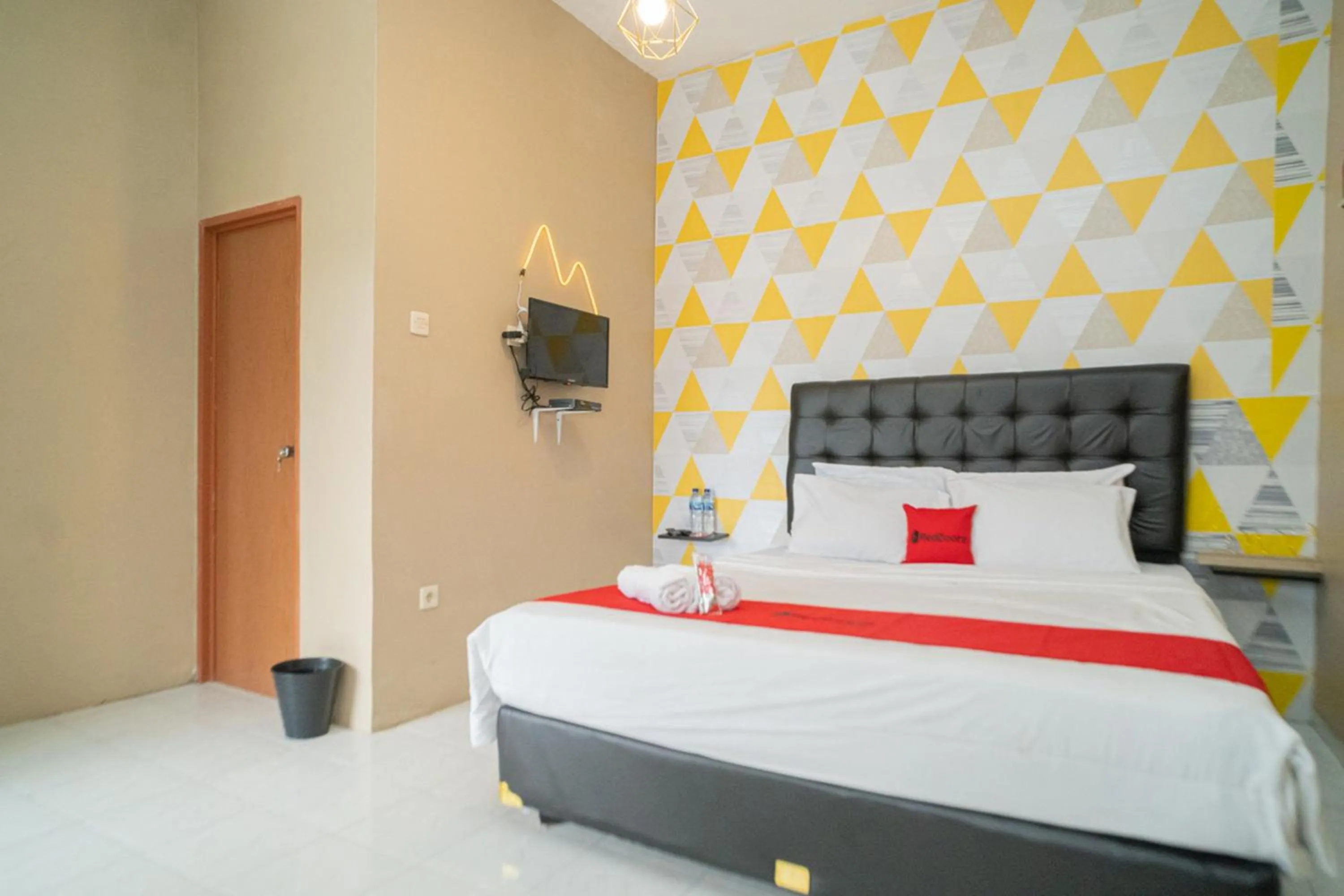 Bedroom, Bed in RedDoorz near Taman Safari 2