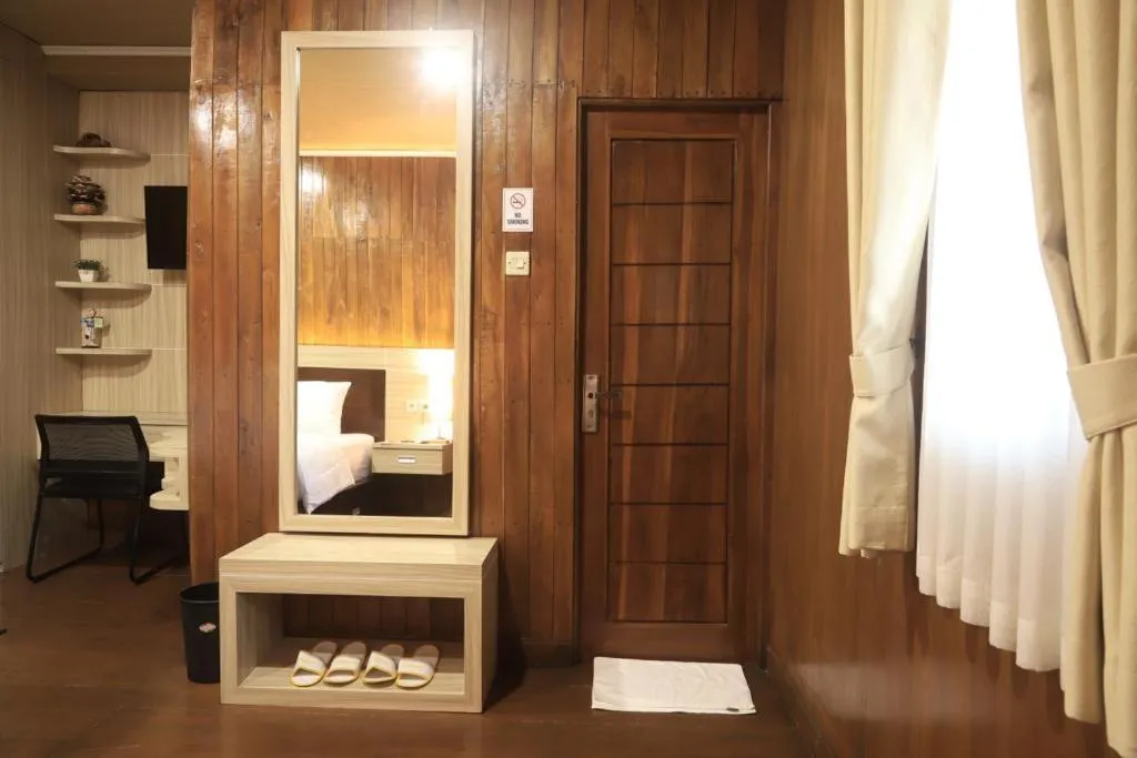 Bedroom, Bed in d' Omah Afi 1