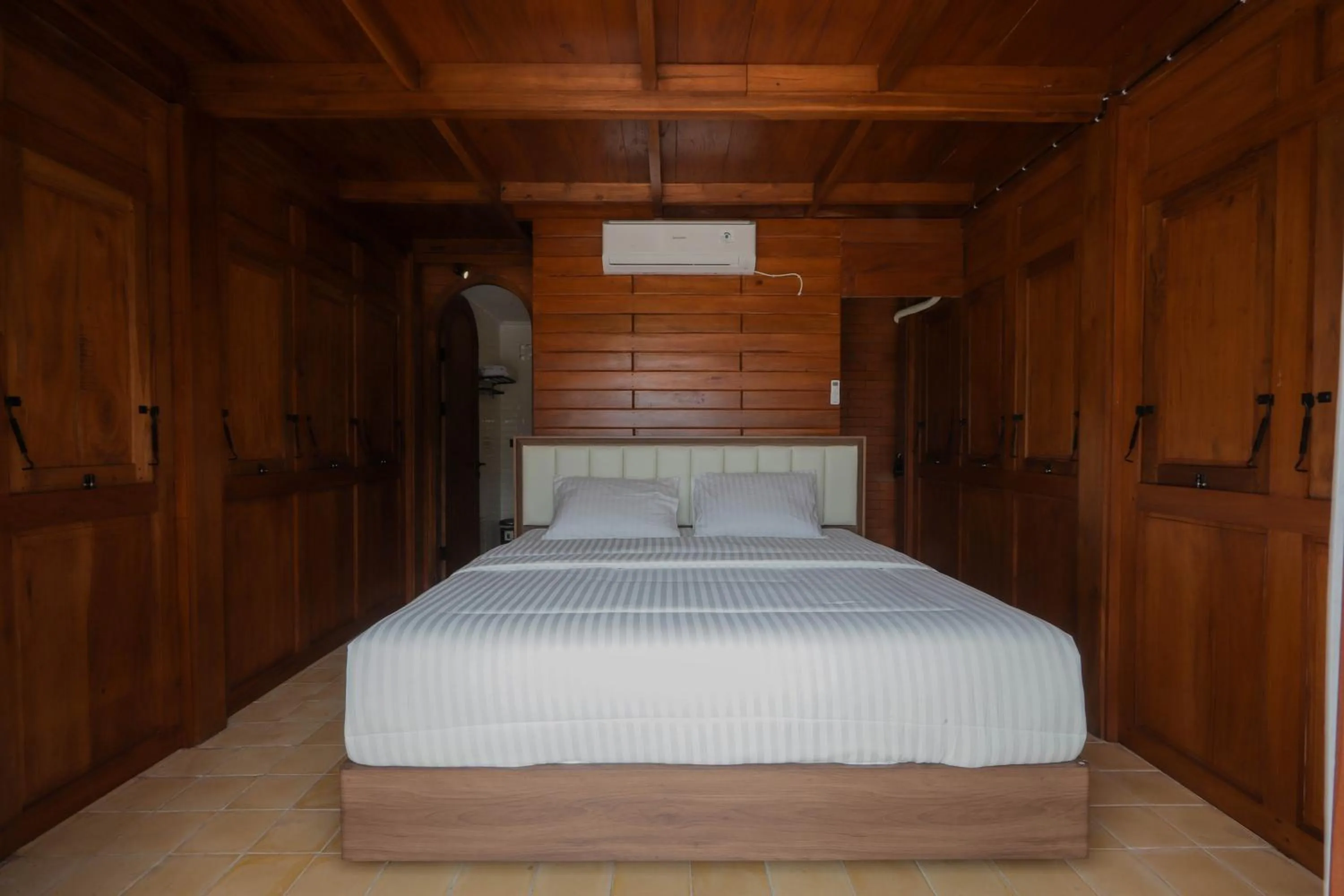 Bedroom, Bed in d' Omah Afi 1