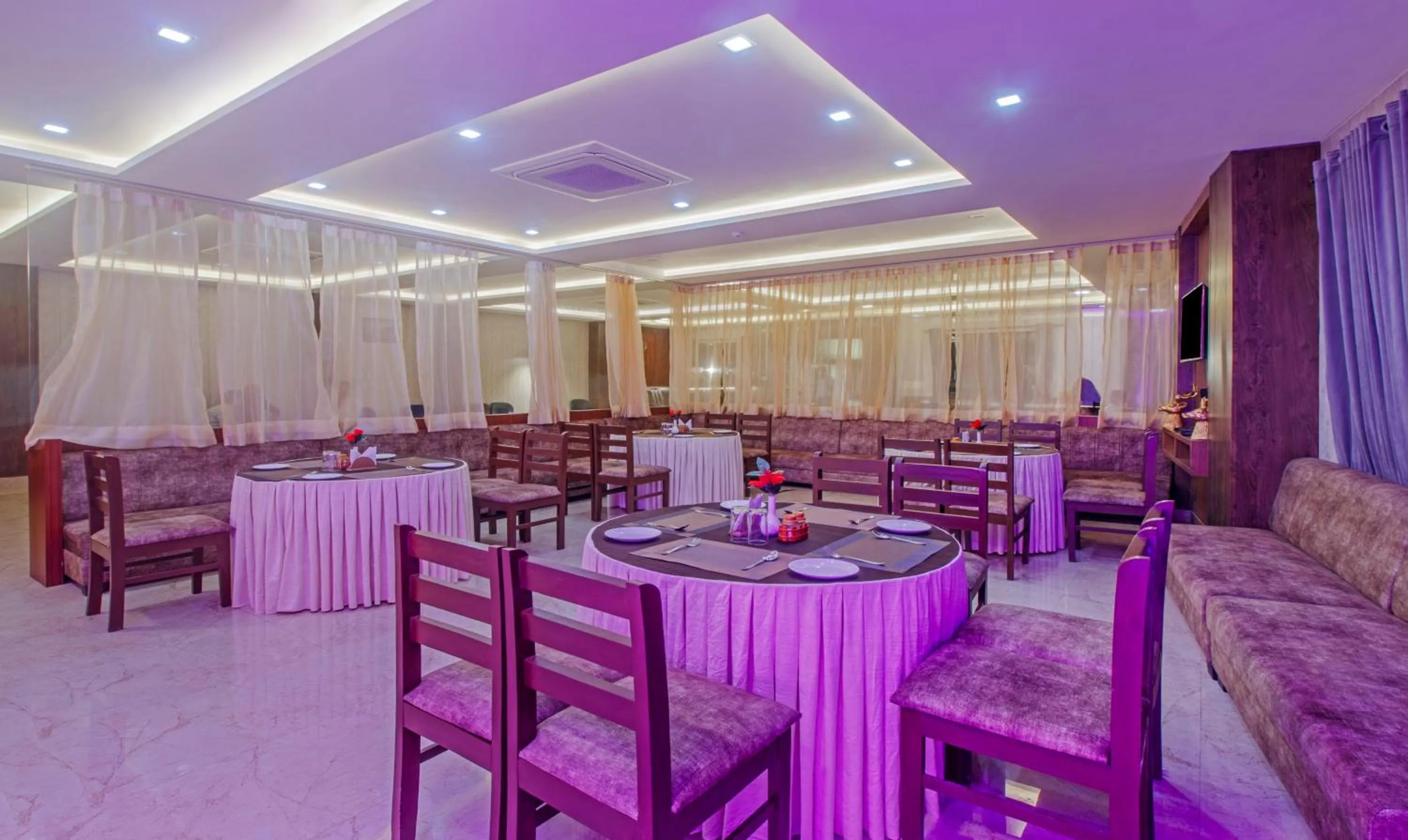 Restaurant/places to eat in Treebo The Empire Near Taj Mahal Agra