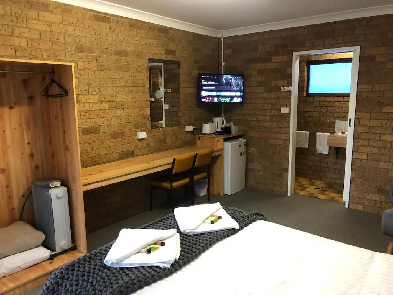 Standard King Room in Deepwater Hotel Standard King Room in Deepwater Hotel