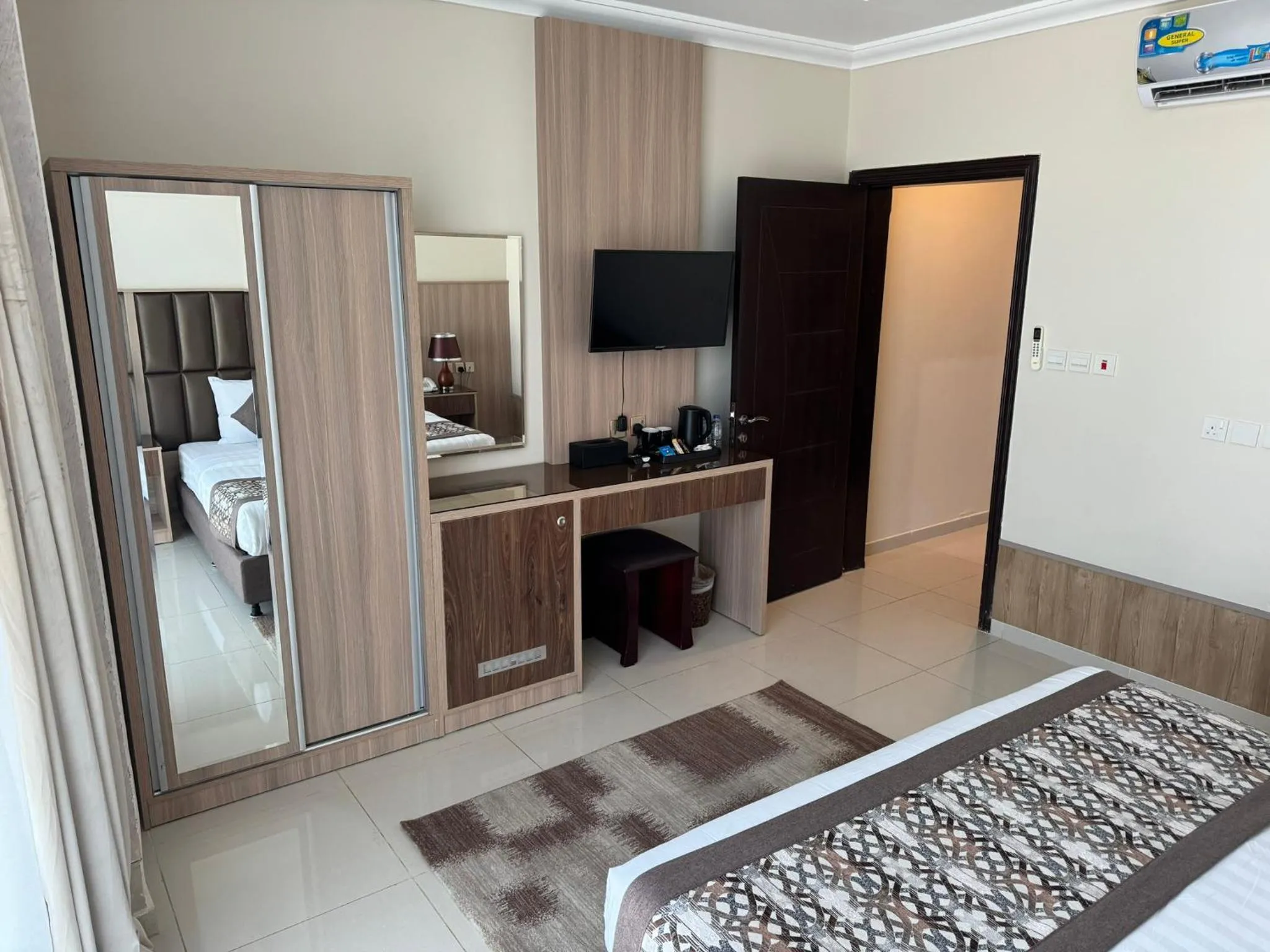 Bed in PRIMOTEL Suites As Salamah