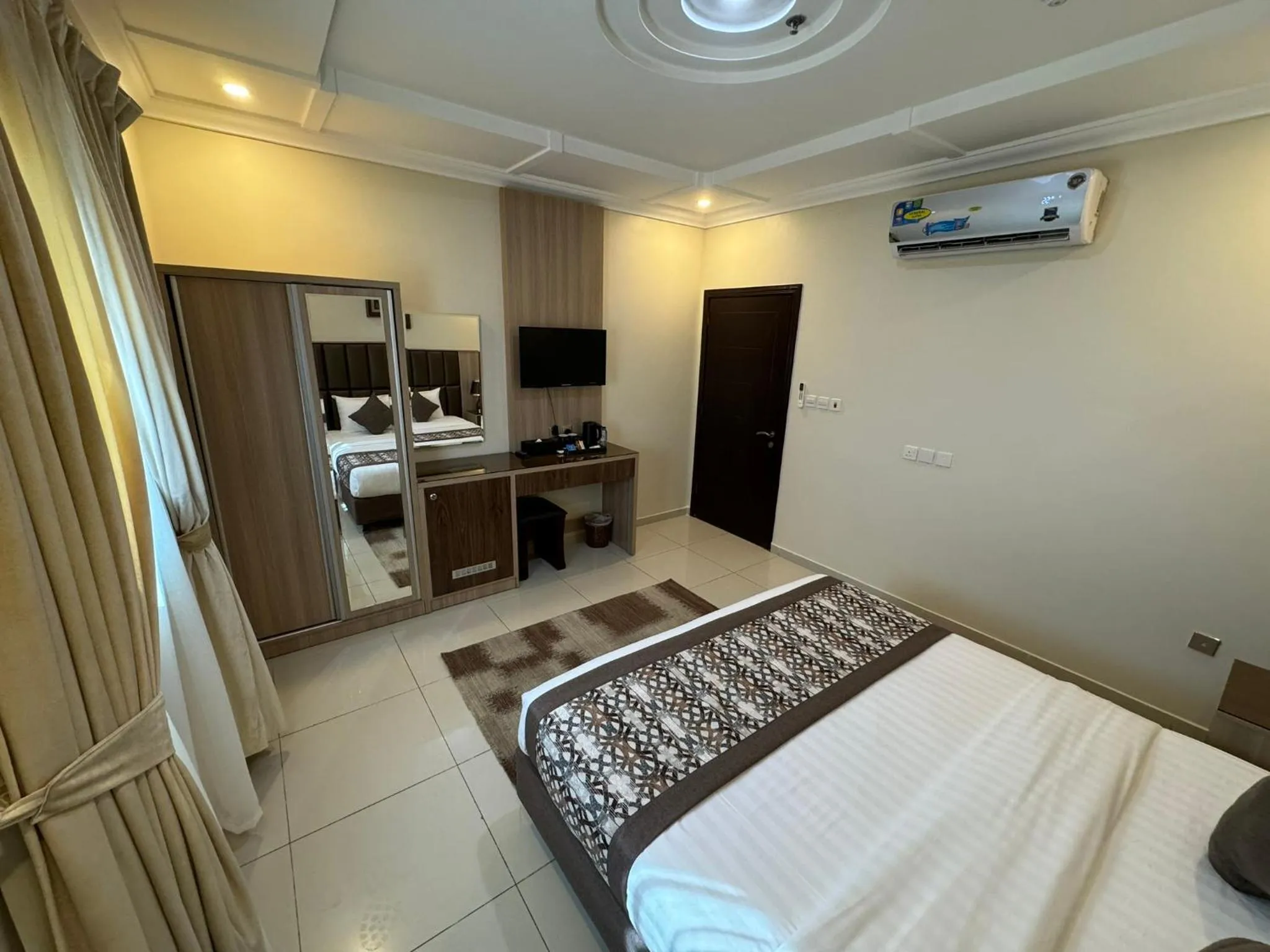 Communal lounge/ TV room, Bed in PRIMOTEL Suites As Salamah