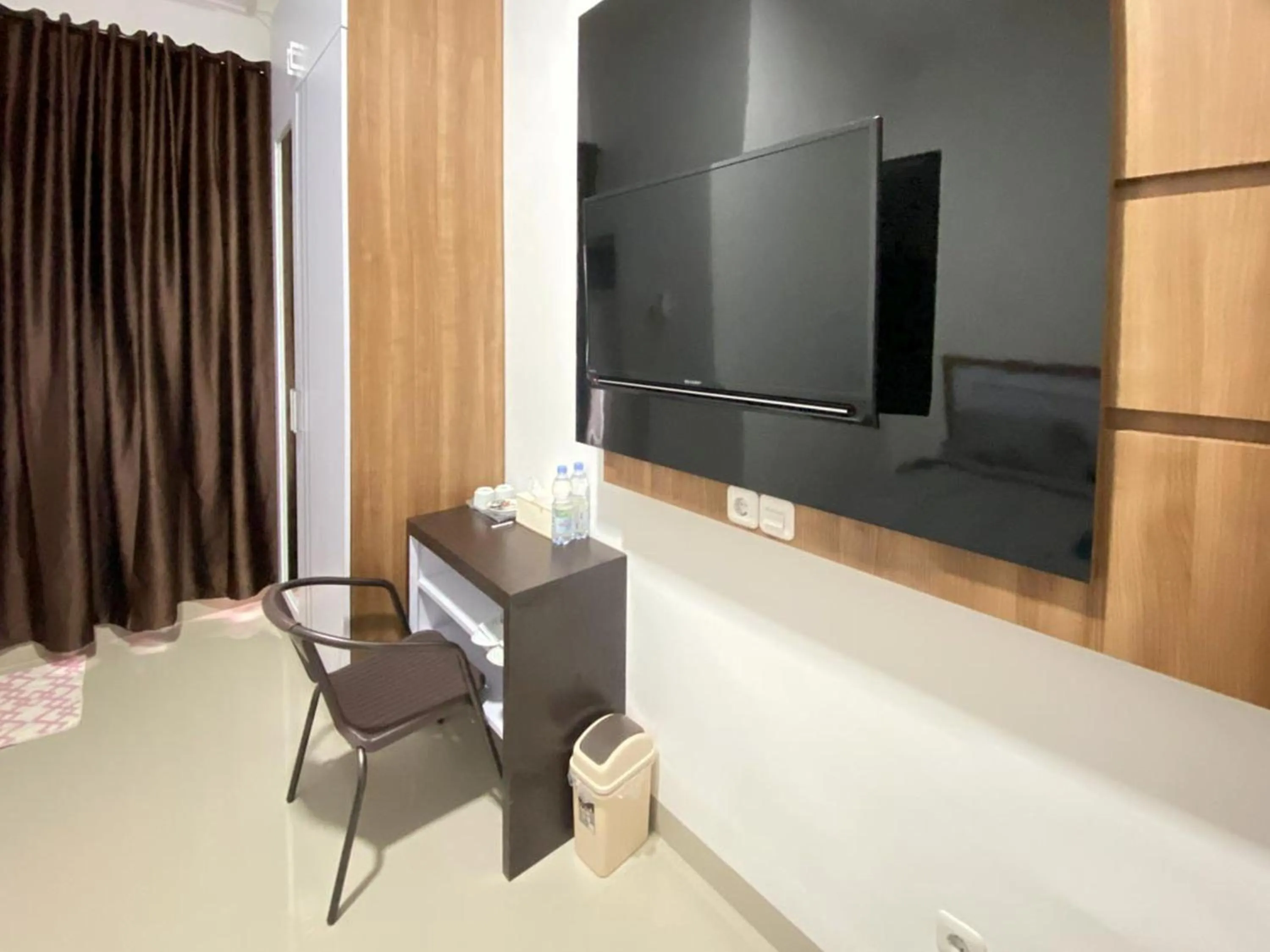 Bedroom in MJ Guest House Pusat Kota Malili Mitra RedDoorz