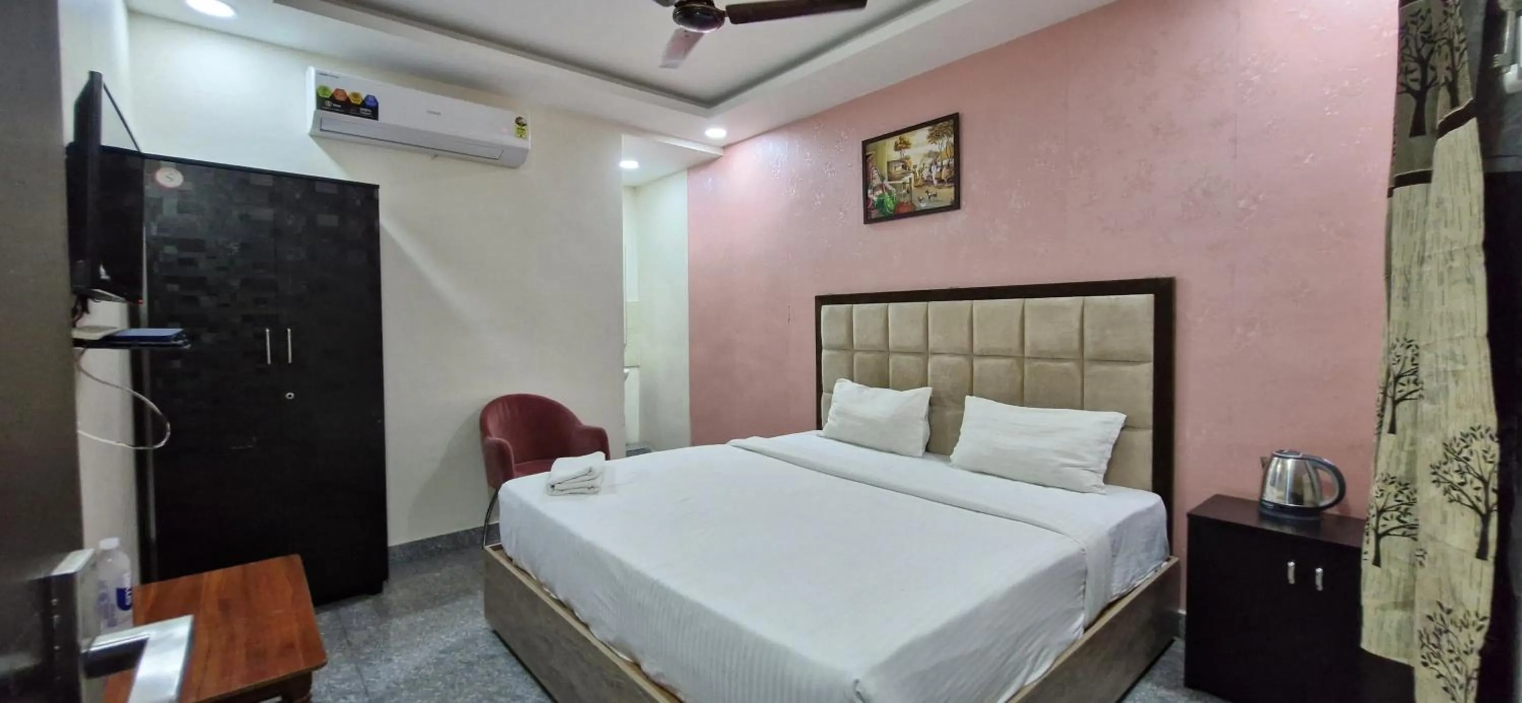 Photo of the whole room, Bed in Redstone Hotel - Near US Consulate Nungambakkam