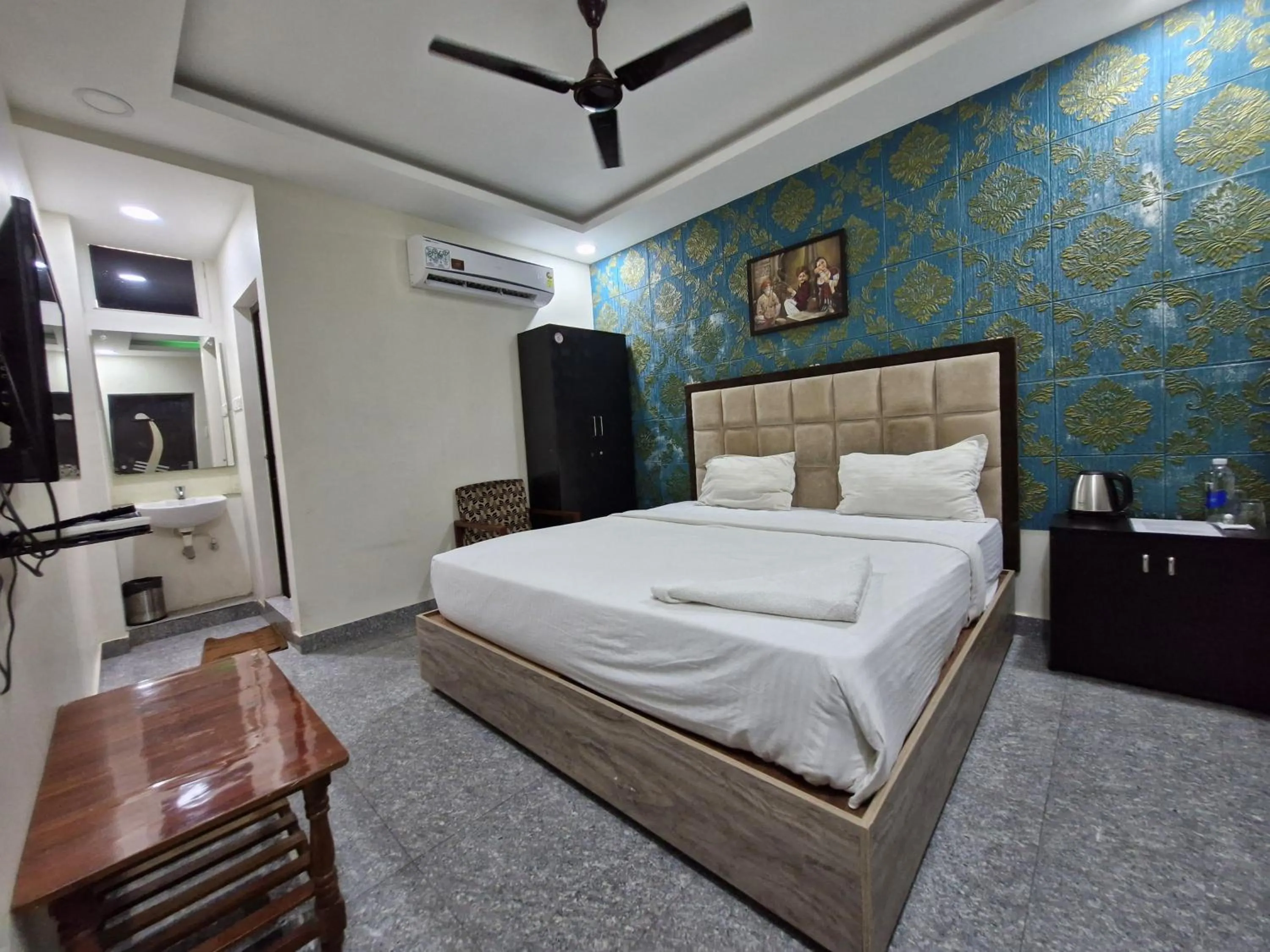 Photo of the whole room, Bed in Redstone Hotel - Near US Consulate Nungambakkam