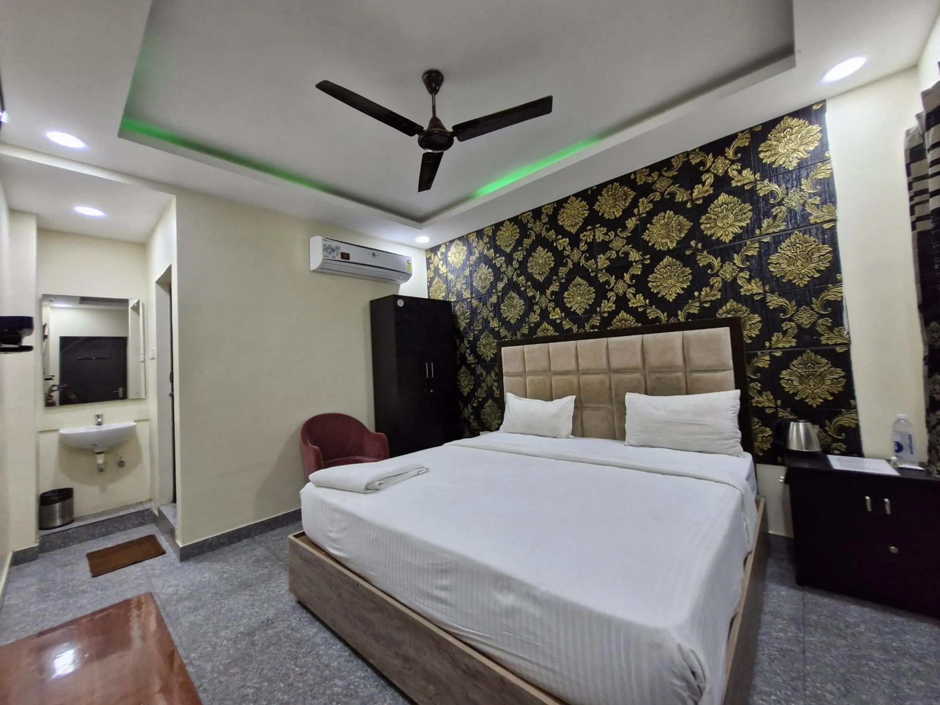 Photo of the whole room, Bed in Redstone Hotel - Near US Consulate Nungambakkam