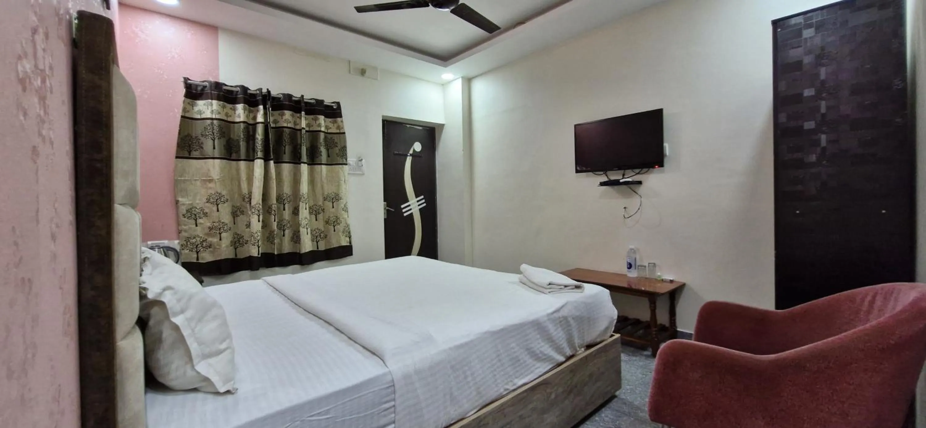 Bed in Redstone Hotel - Near US Consulate Nungambakkam