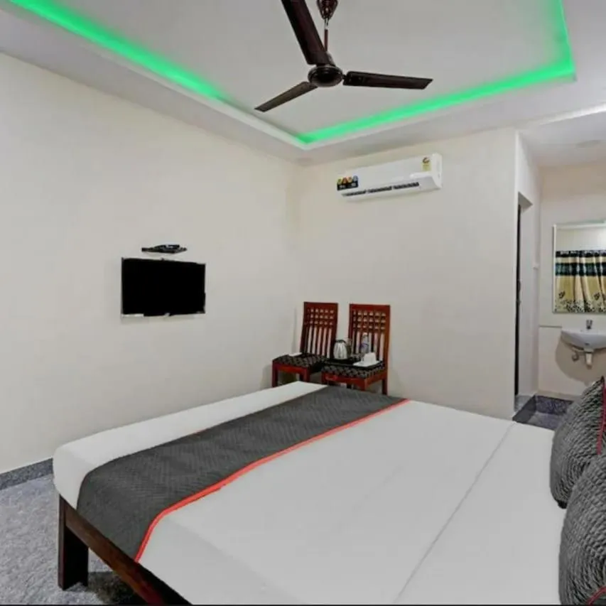 Bed in Redstone Hotel - Near US Consulate Nungambakkam