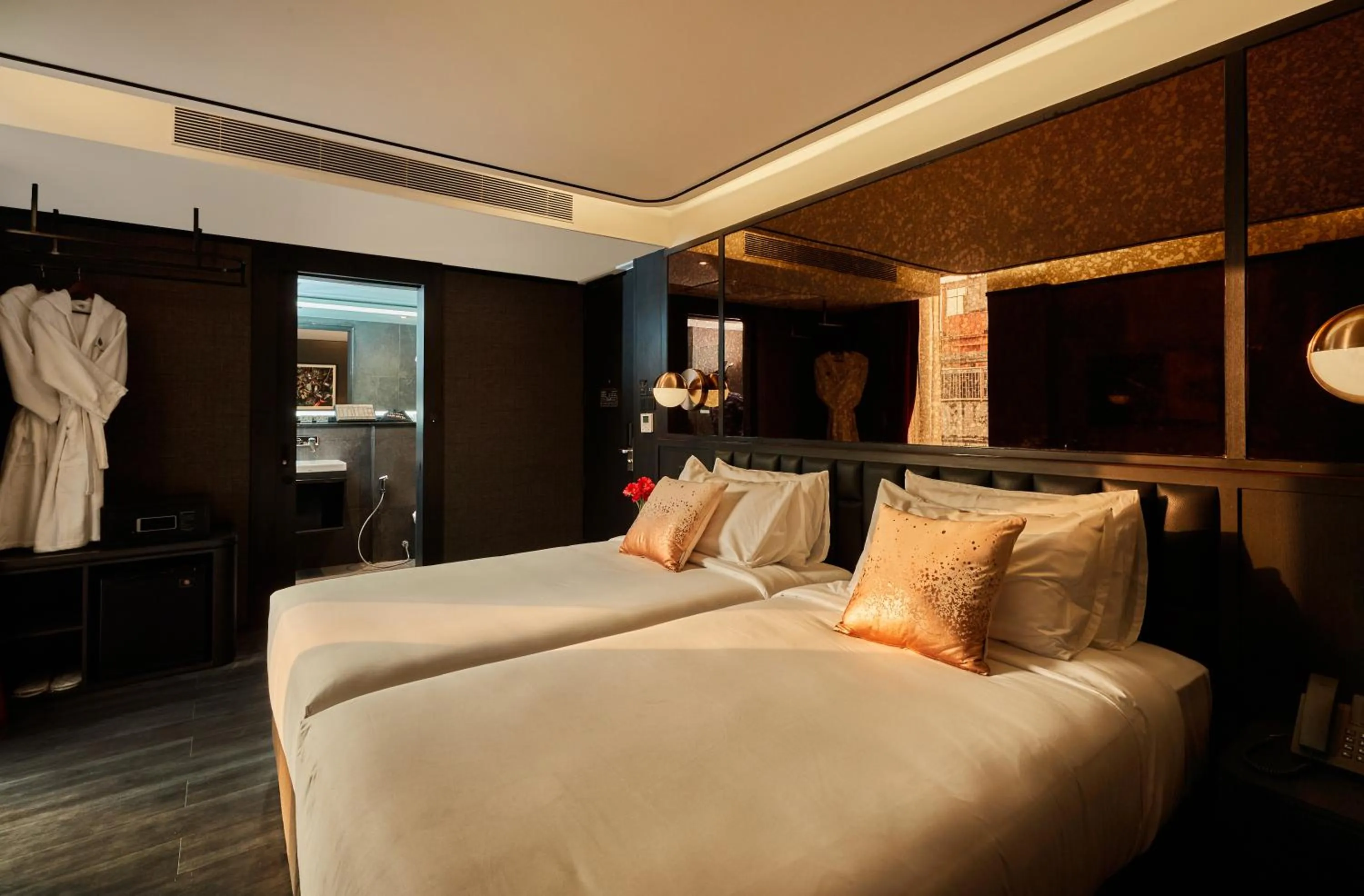 Bed in The Gravitique Hotel Khaosan