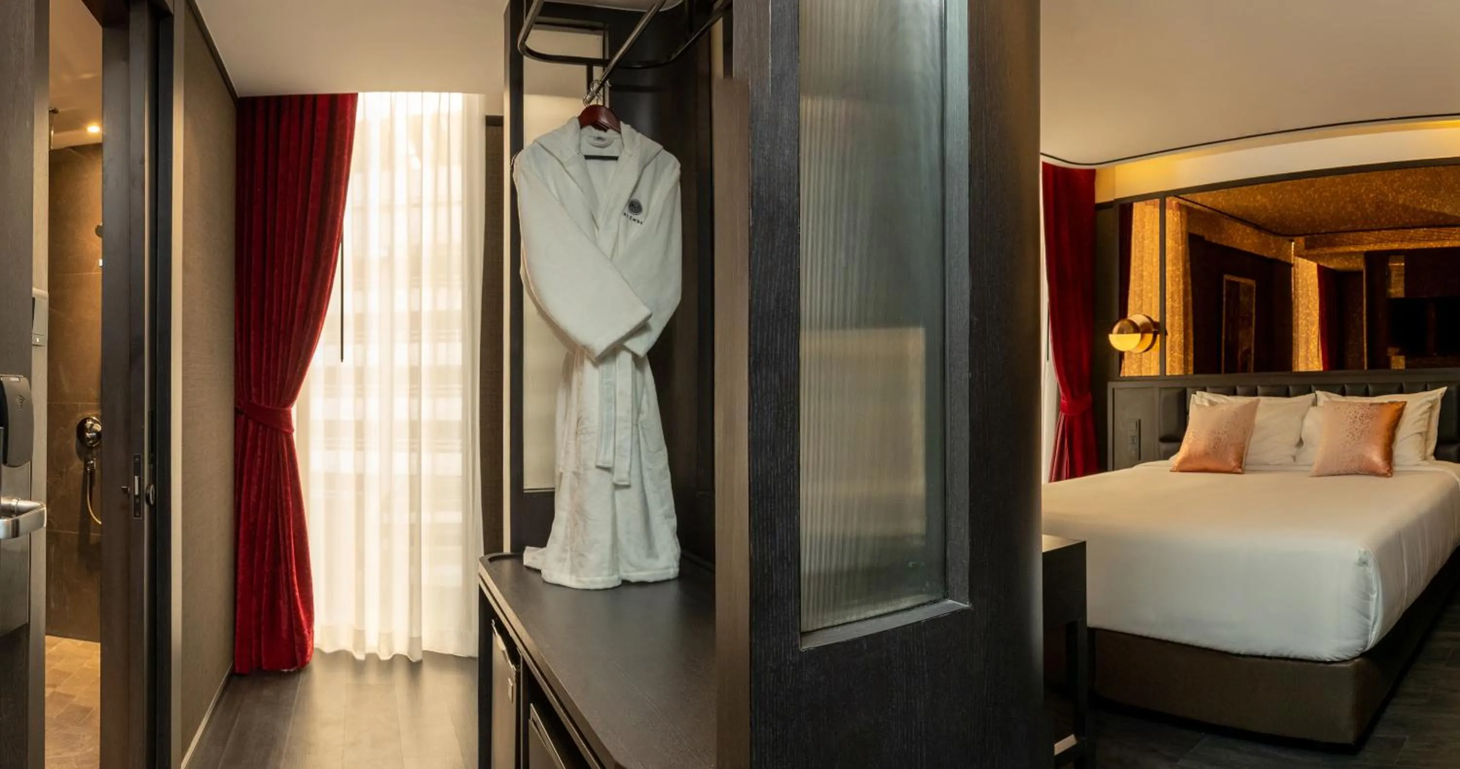 Bed in The Gravitique Hotel Khaosan