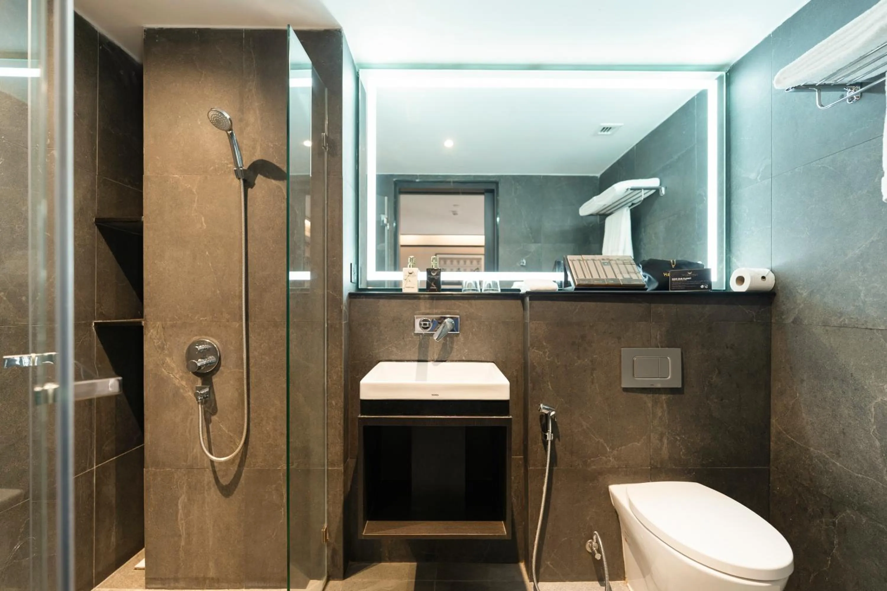 Shower in The Gravitique Hotel Khaosan