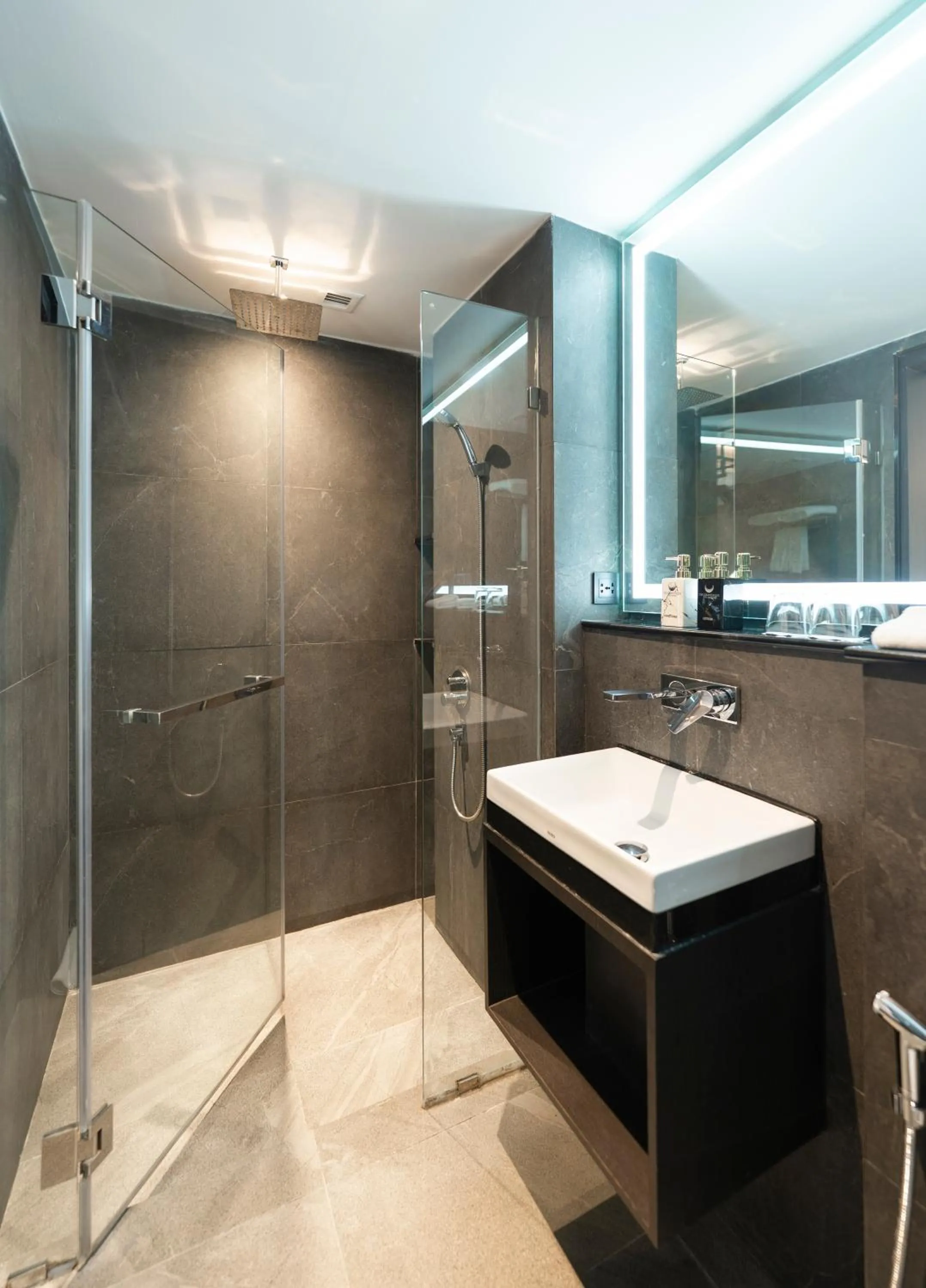 Shower in The Gravitique Hotel Khaosan