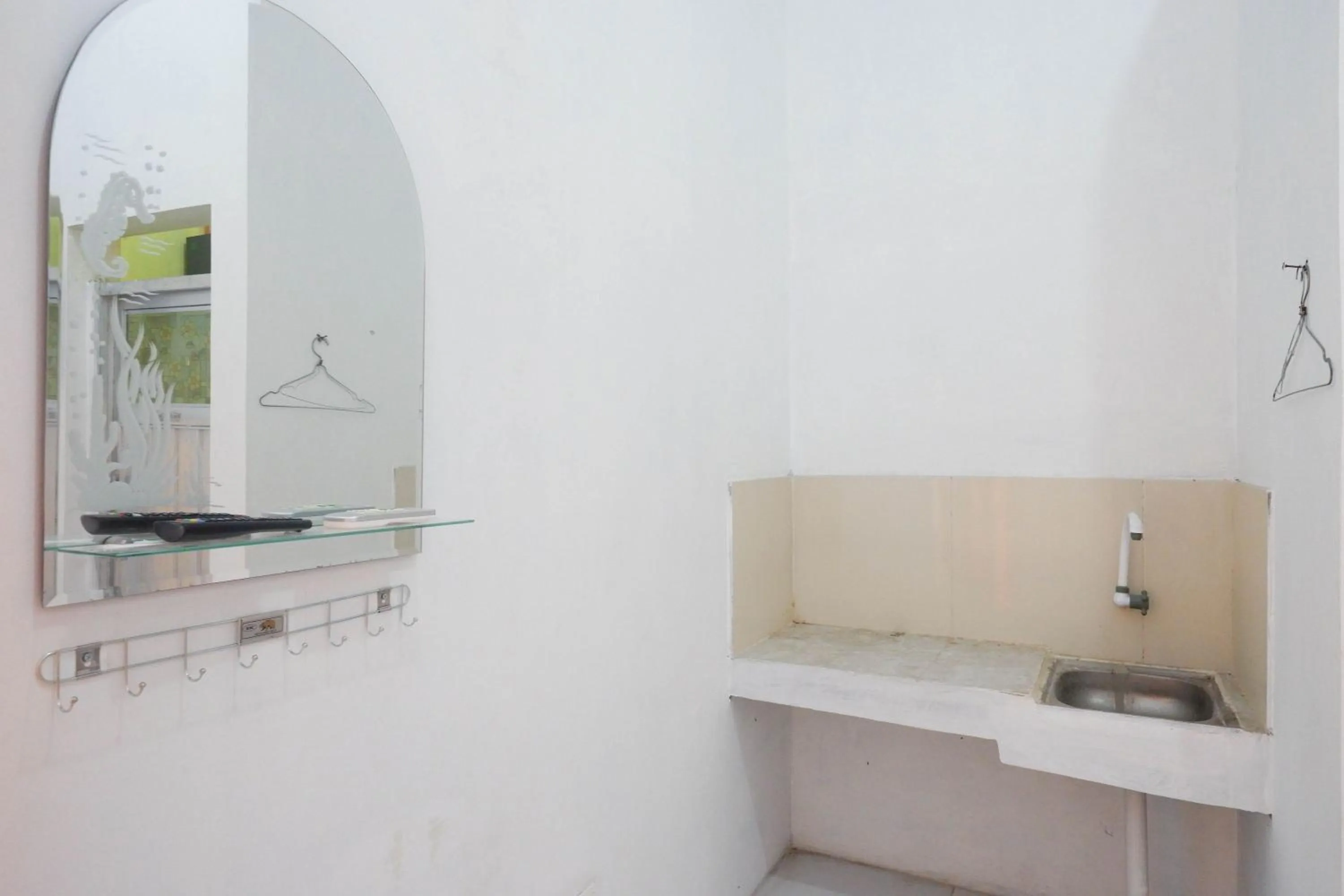 Kitchen or kitchenette in RedDoorz Syariah near Universitas Slamet Riyadi Solo