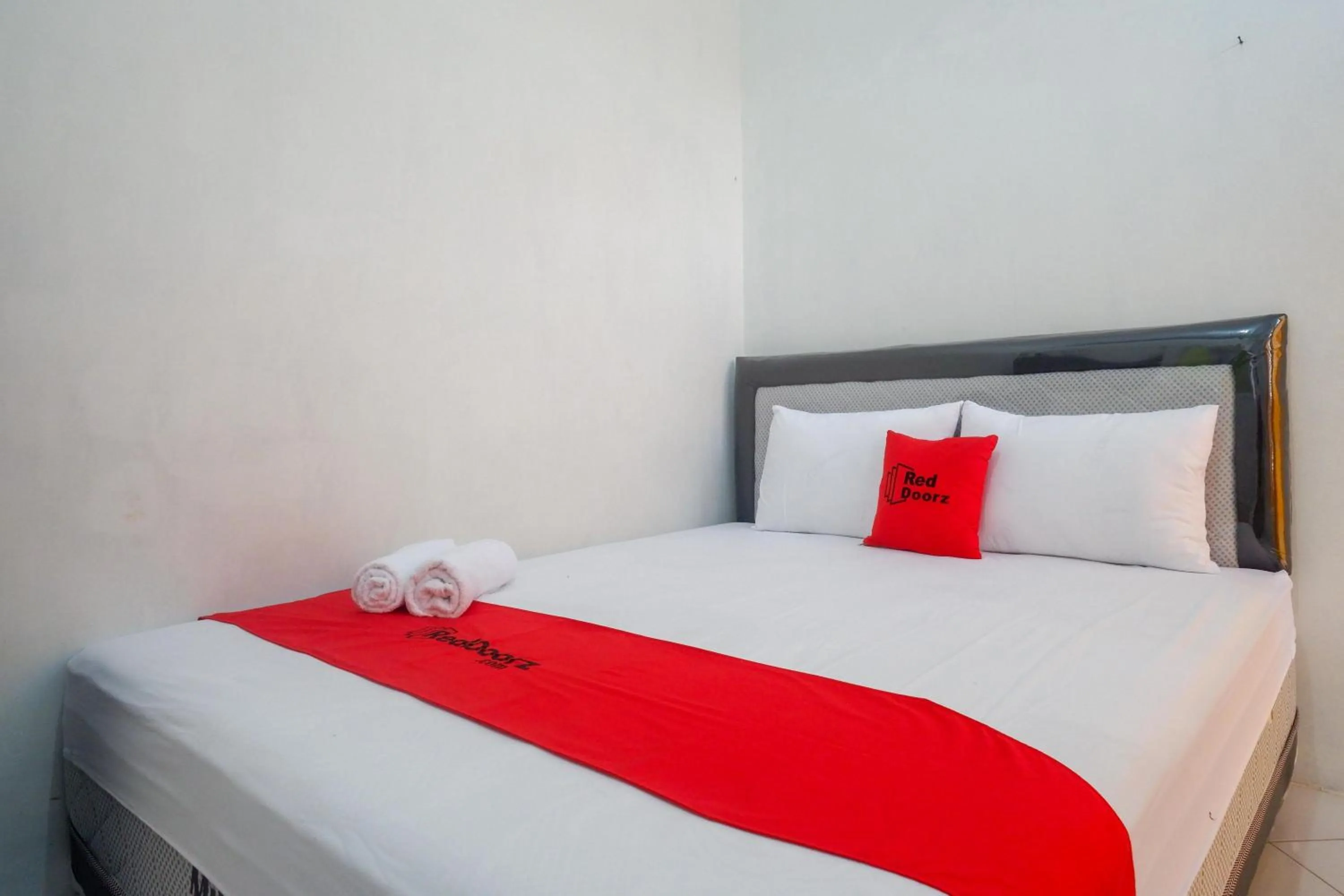 Bedroom, Bed in RedDoorz Syariah near Universitas Slamet Riyadi Solo
