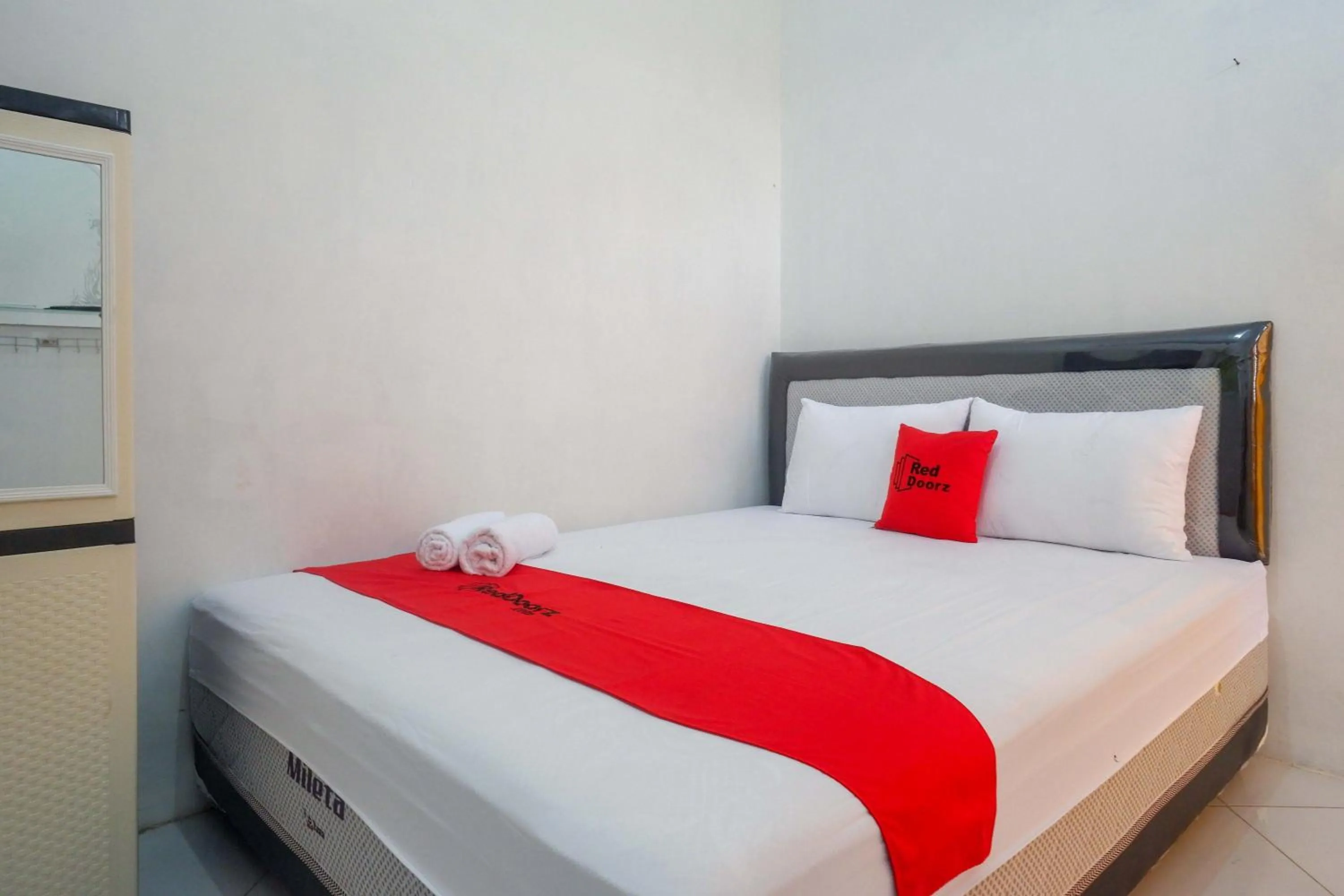 Bedroom, Bed in RedDoorz Syariah near Universitas Slamet Riyadi Solo