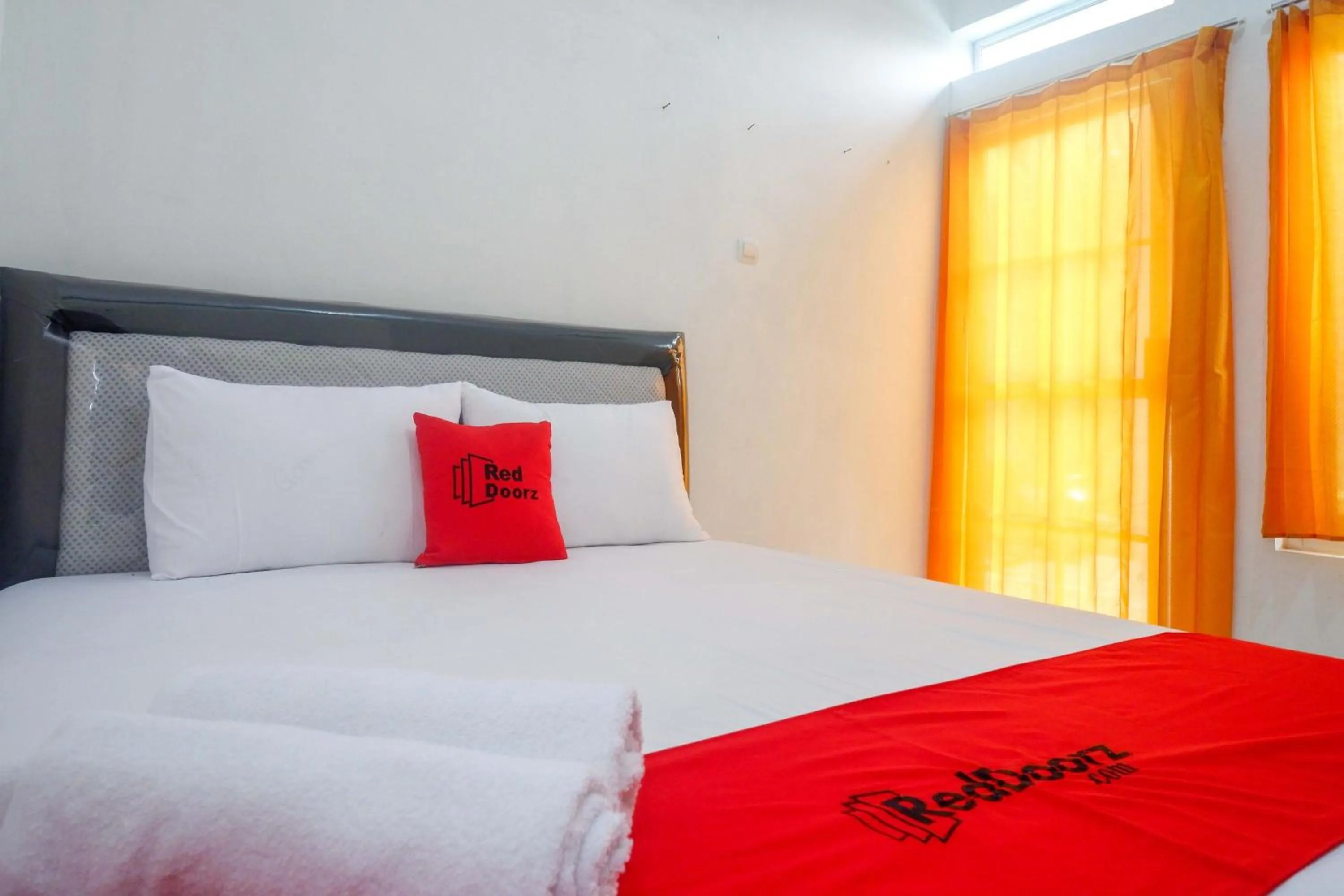 Bedroom, Bed in RedDoorz Syariah near Universitas Slamet Riyadi Solo