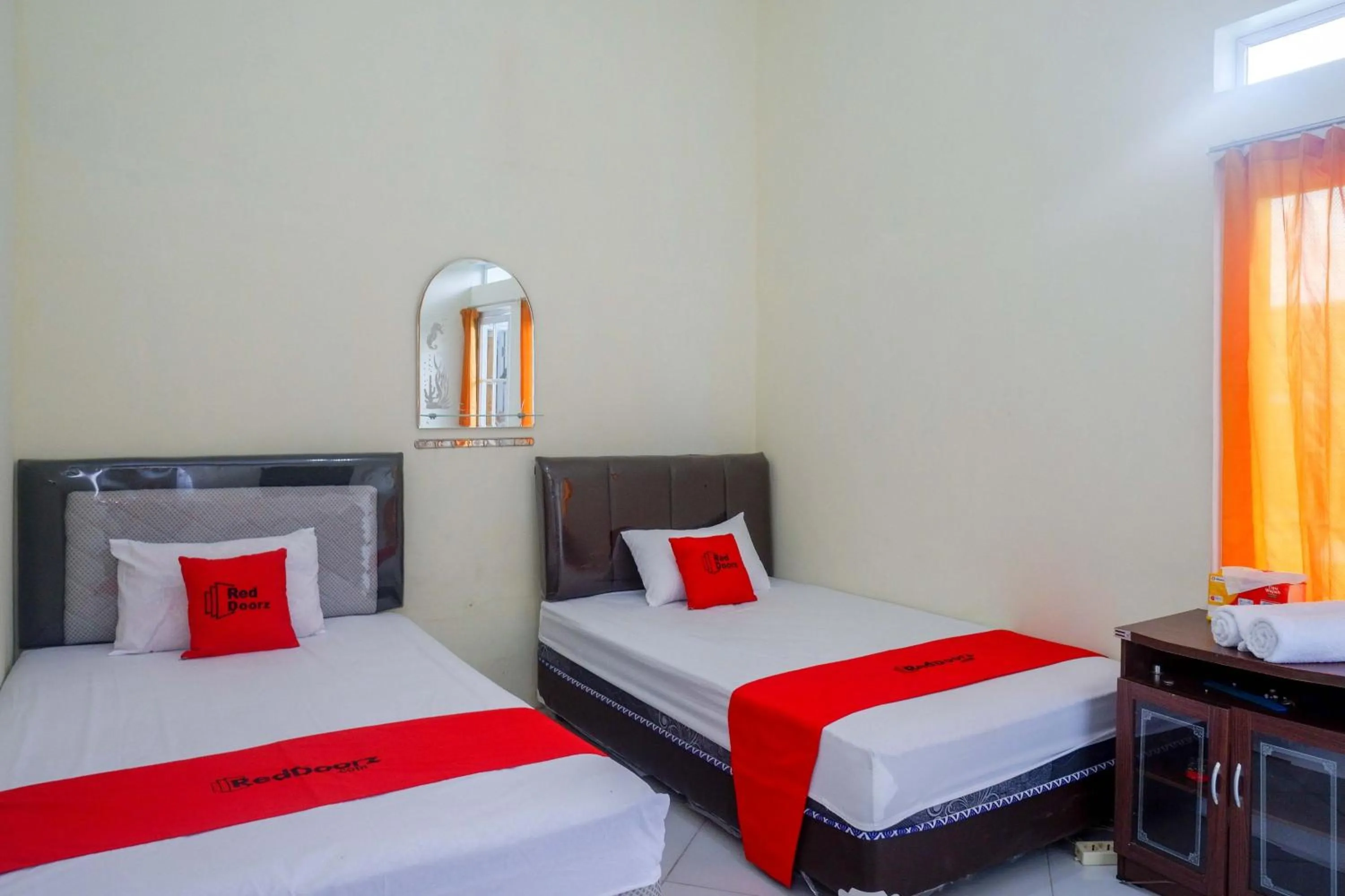 Bedroom, Bed in RedDoorz Syariah near Universitas Slamet Riyadi Solo