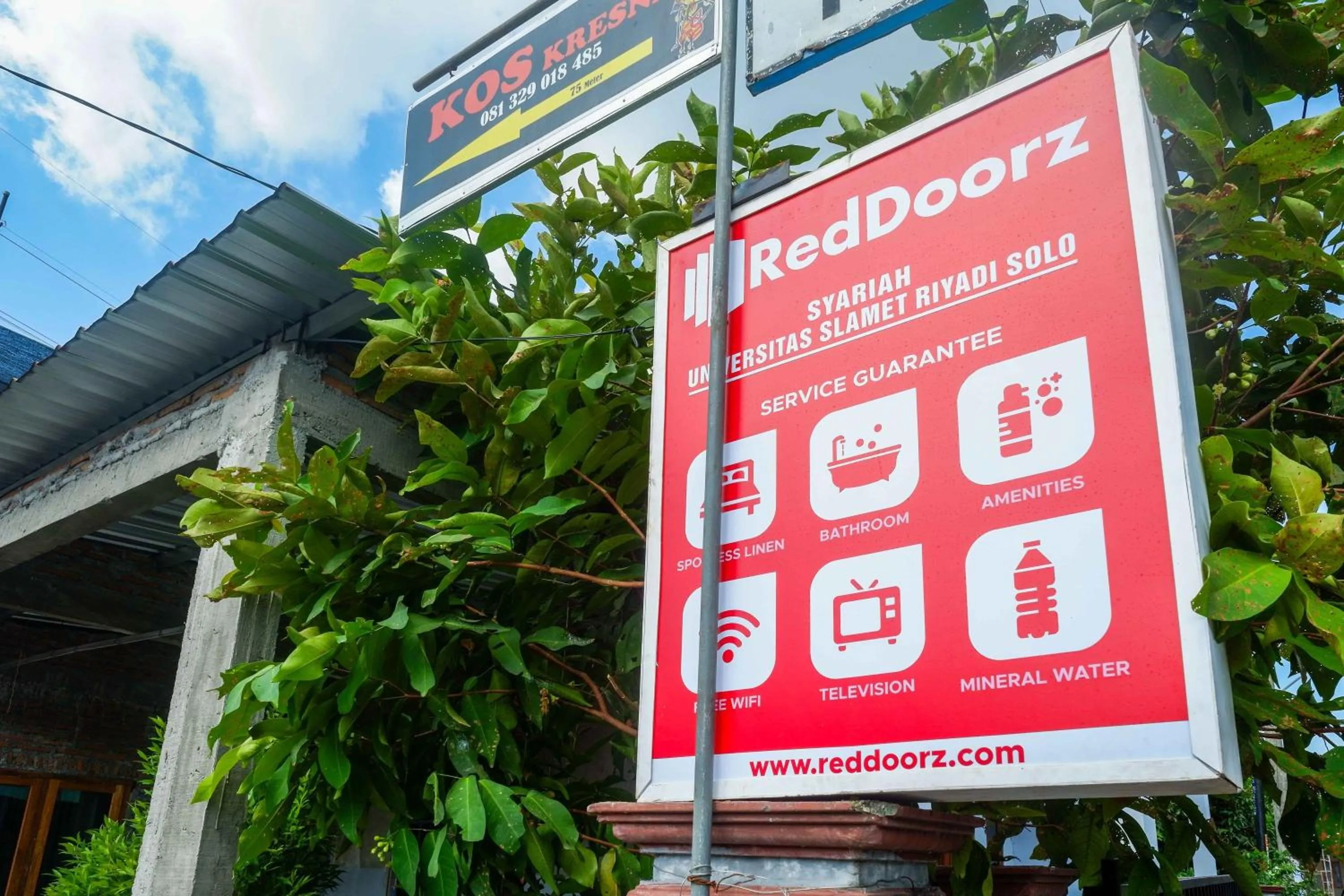 Property logo or sign in RedDoorz Syariah near Universitas Slamet Riyadi Solo