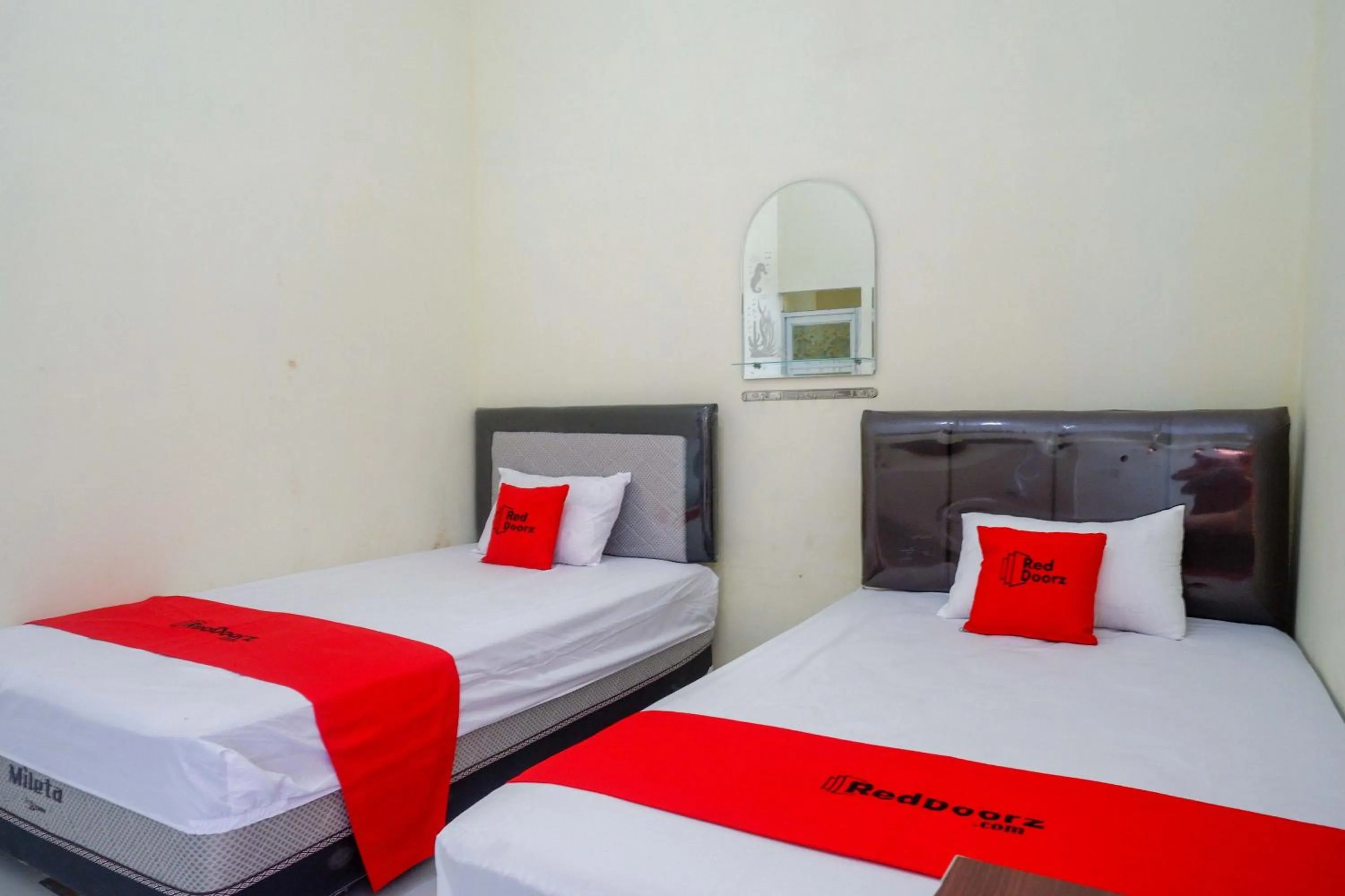 Bedroom, Bed in RedDoorz Syariah near Universitas Slamet Riyadi Solo