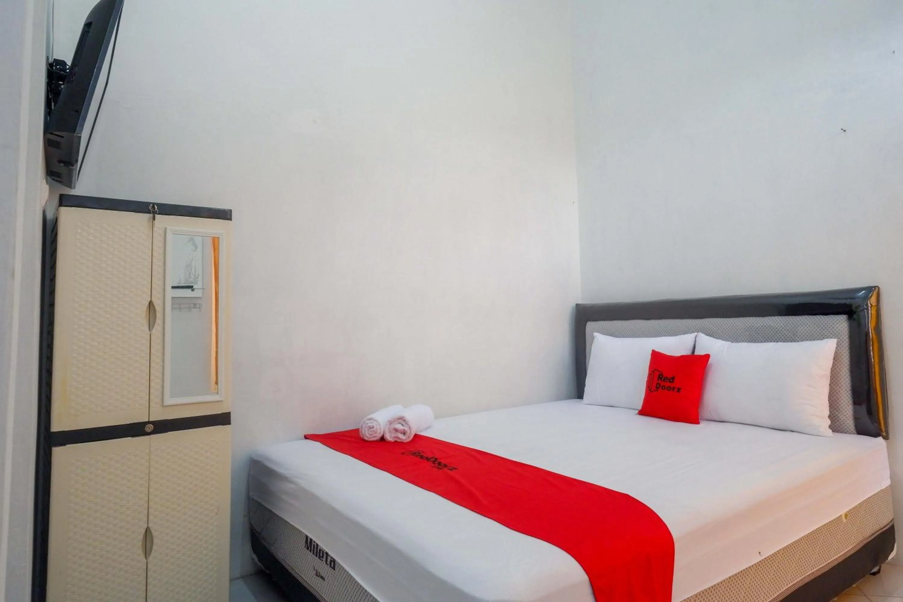 Bedroom, Bed in RedDoorz Syariah near Universitas Slamet Riyadi Solo
