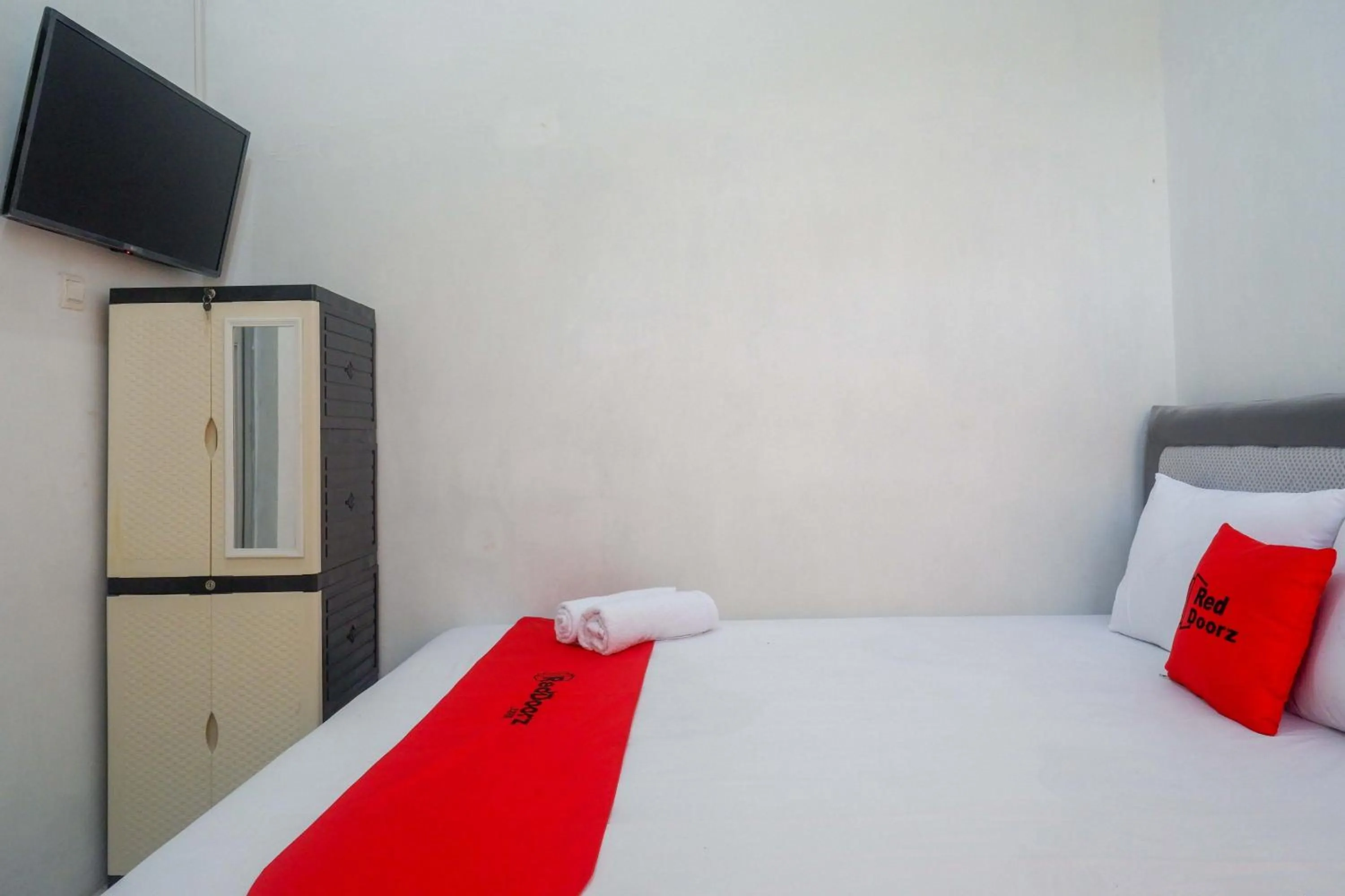 Bedroom, Bed in RedDoorz Syariah near Universitas Slamet Riyadi Solo