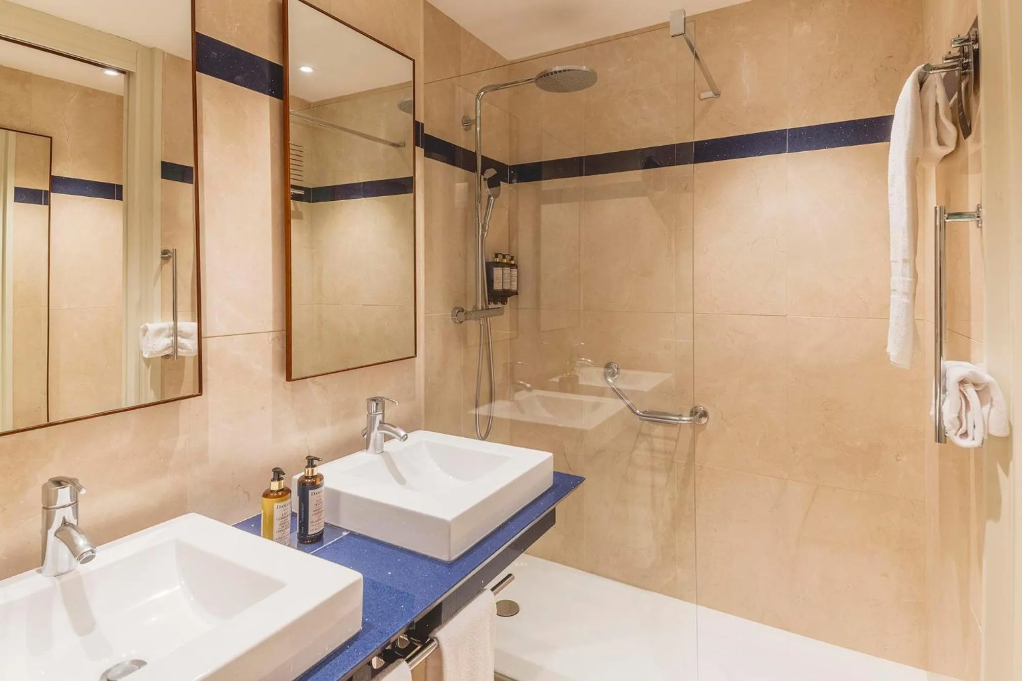 Shower in Eurostars Hotel de la Reconquista