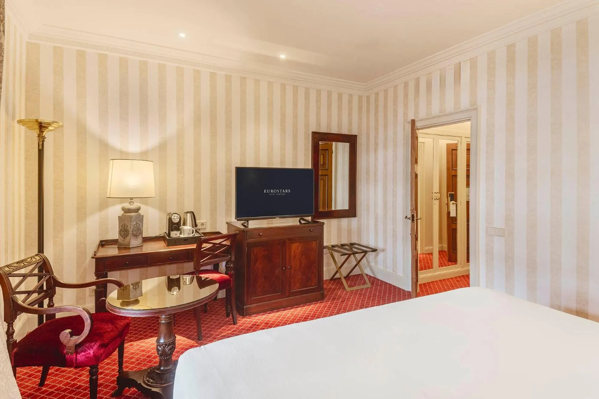 Bed in Eurostars Hotel de la Reconquista