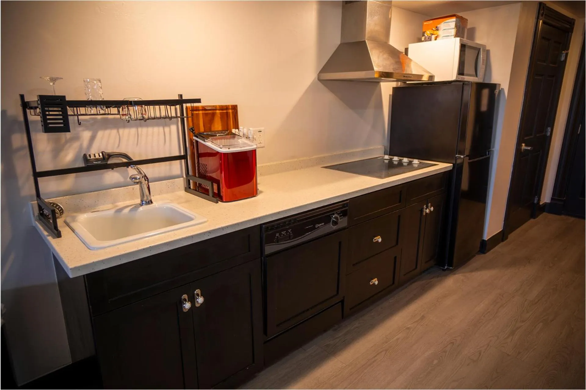 Kitchen or kitchenette in Nuk's Executive Suites