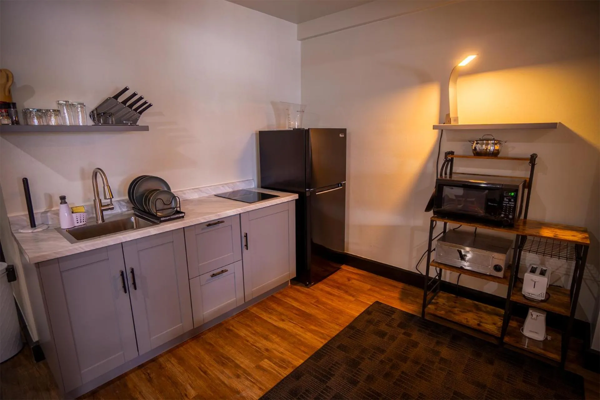 Kitchen or kitchenette in Nuk's Executive Suites