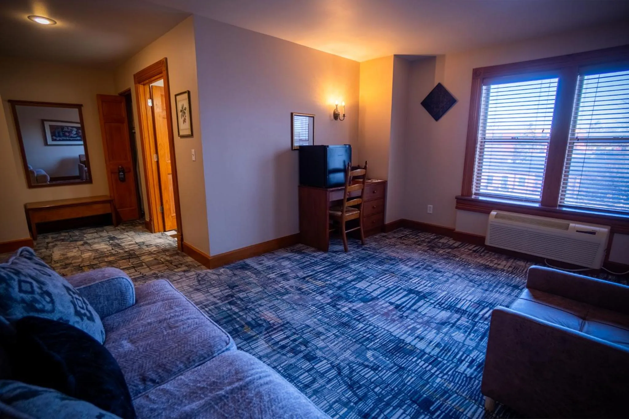 Seating area, Bed in Nuk's Executive Suites
