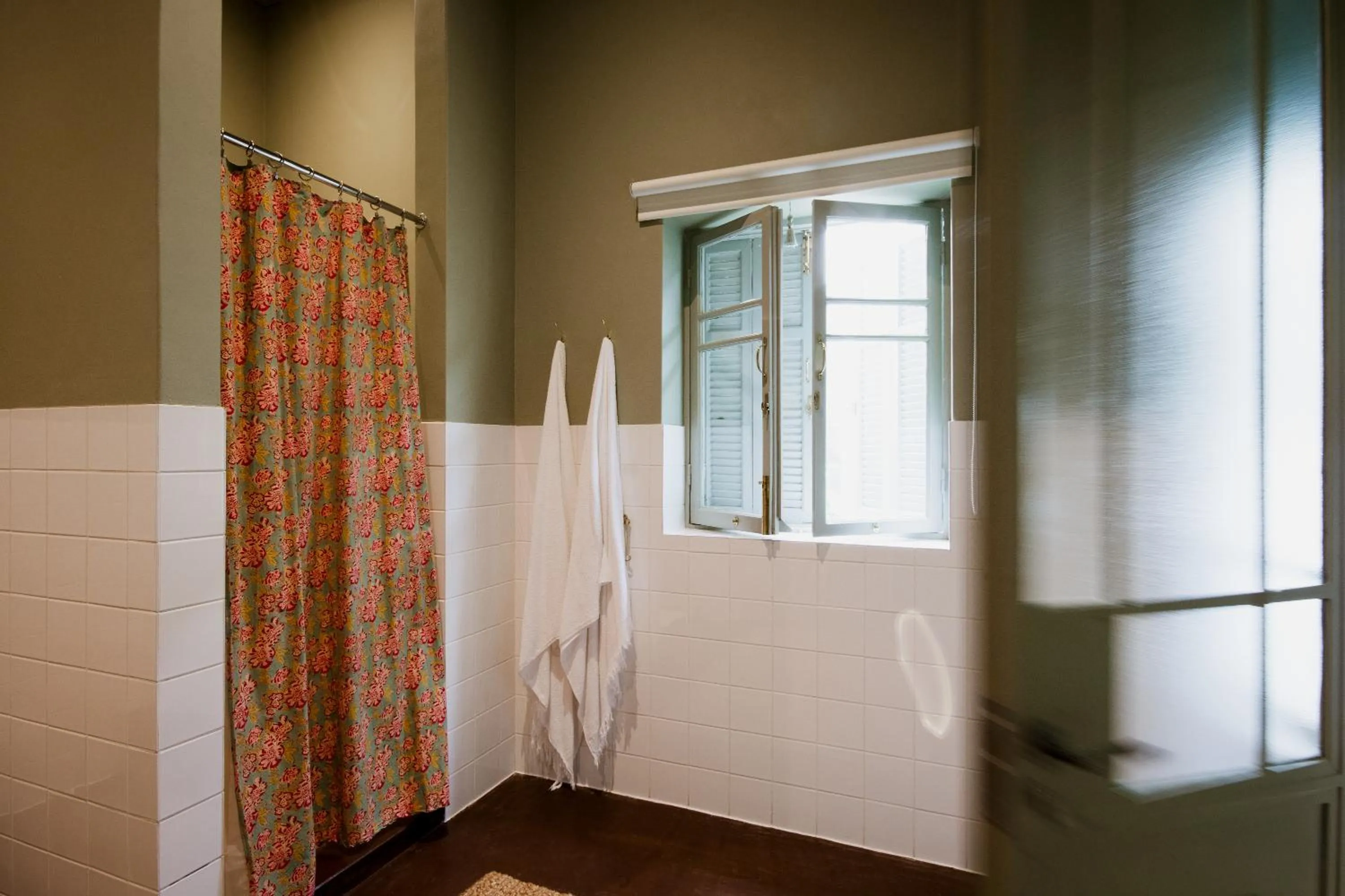 Shower in Dorp Hotel