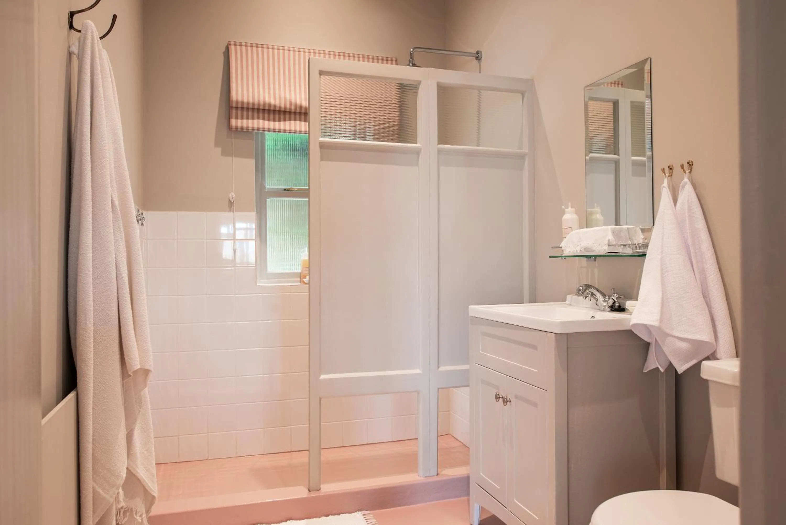 Shower in Dorp Hotel