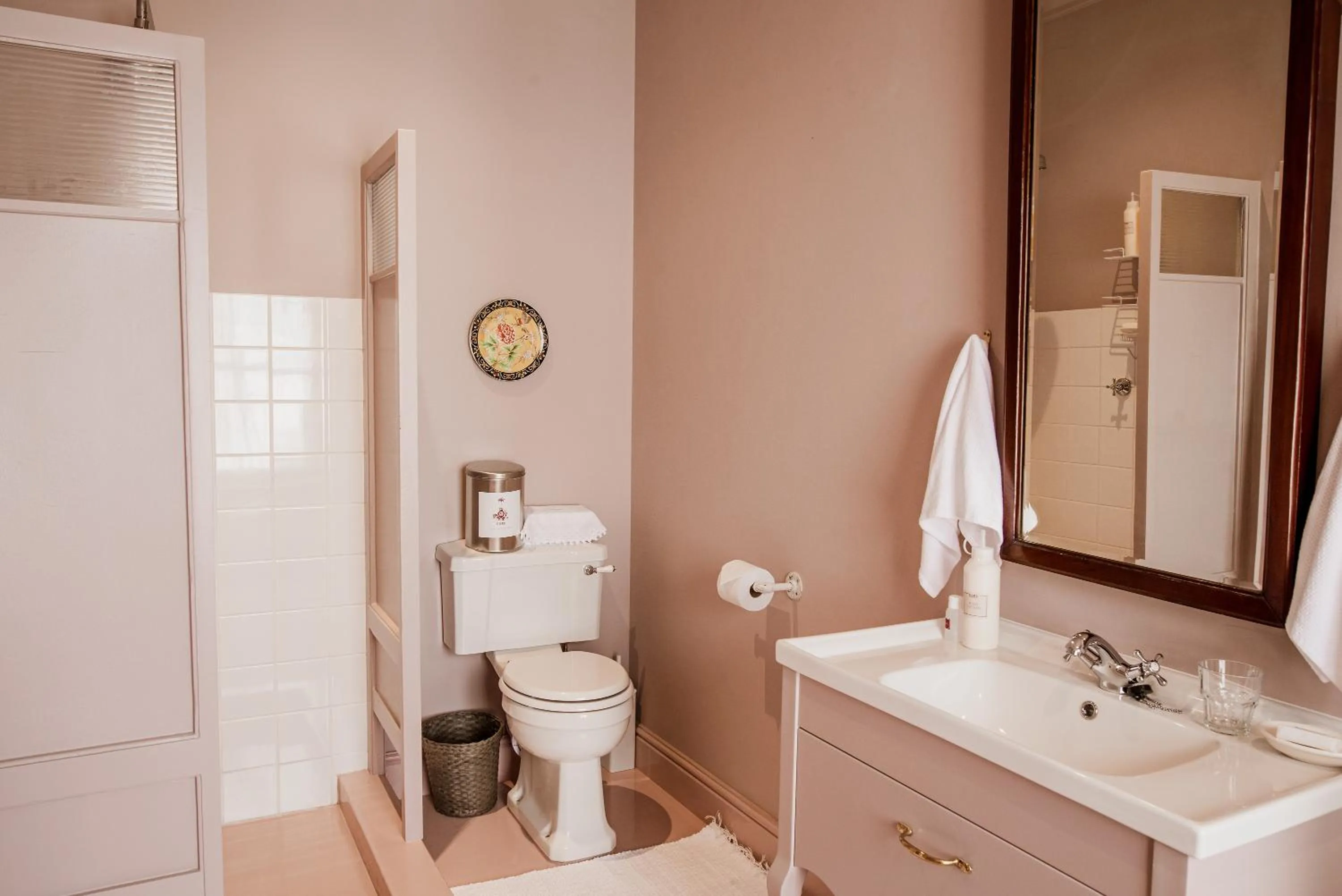 Shower in Dorp Hotel